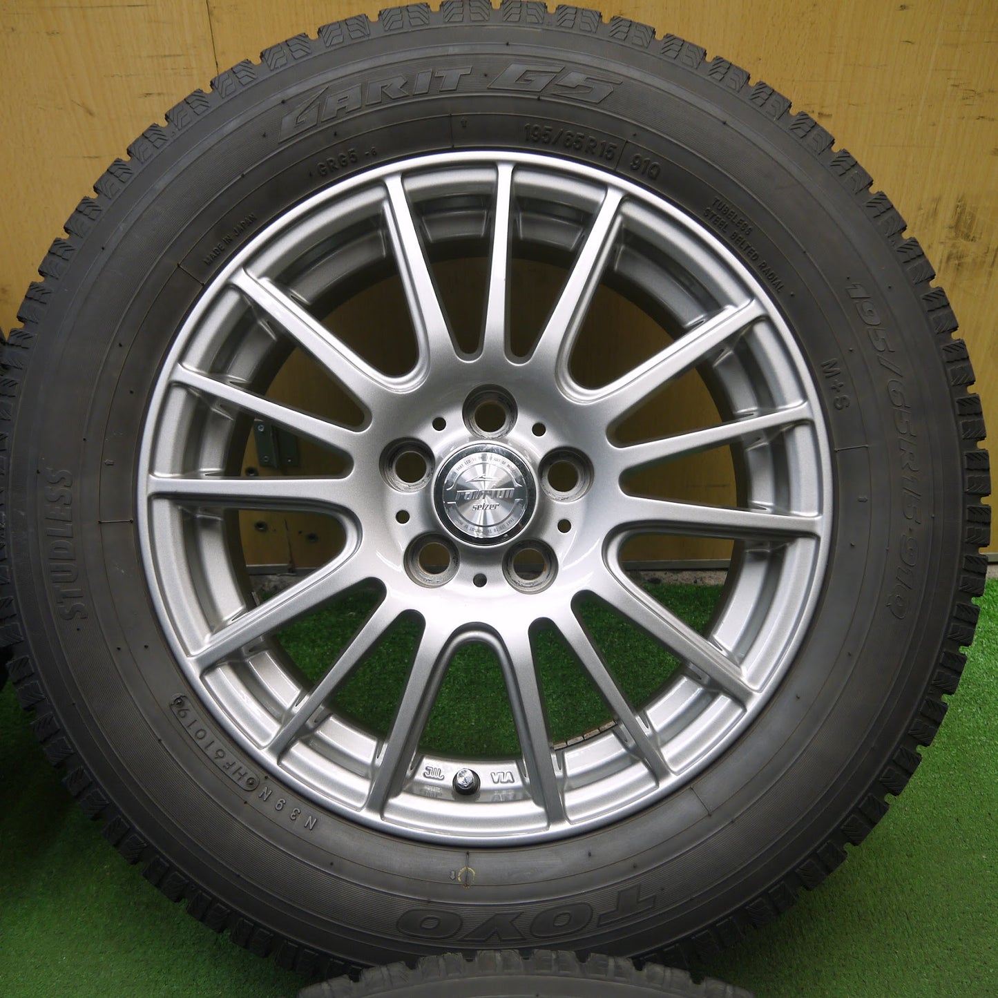 [送料無料]バリ溝！19年！綺麗！9.5分★プリウス 等 195/65R15 スタッドレス トーヨー ガリット G5 ravrion selzer ラブリオン 15インチ PCD100/5H★3071801KKス