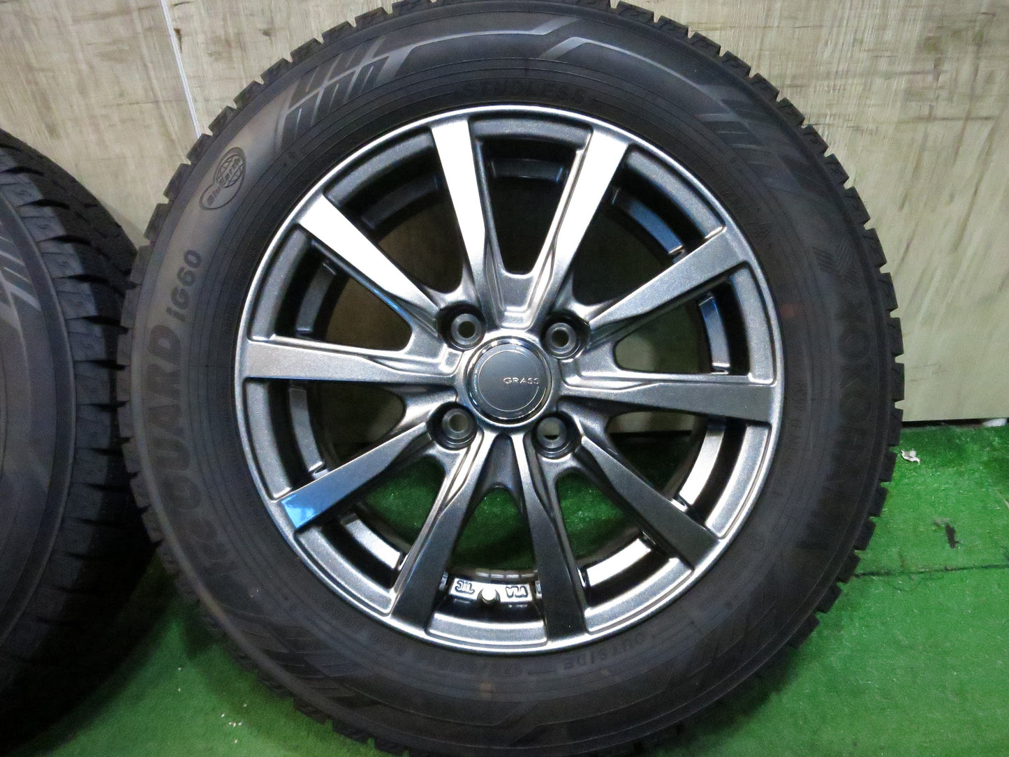 [送料無料]バリ溝！21年！キレイ！ほぼ10分★スタッドレス 175/65R14 ヨコハマ アイスガード iG60 GRASS グラス 14インチ PCD100/4H★3011106Hス