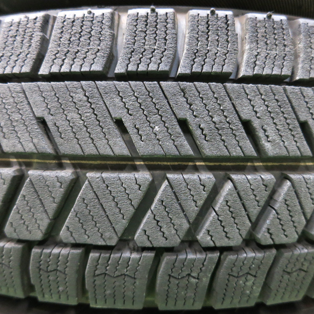 *送料無料*バリ溝！21年！8.5分★スタッドレス 145/80R12 ブリヂストン ブリザック VRX3 FEID 社外 アルミ 12インチ PCD100/4H★4011704イス