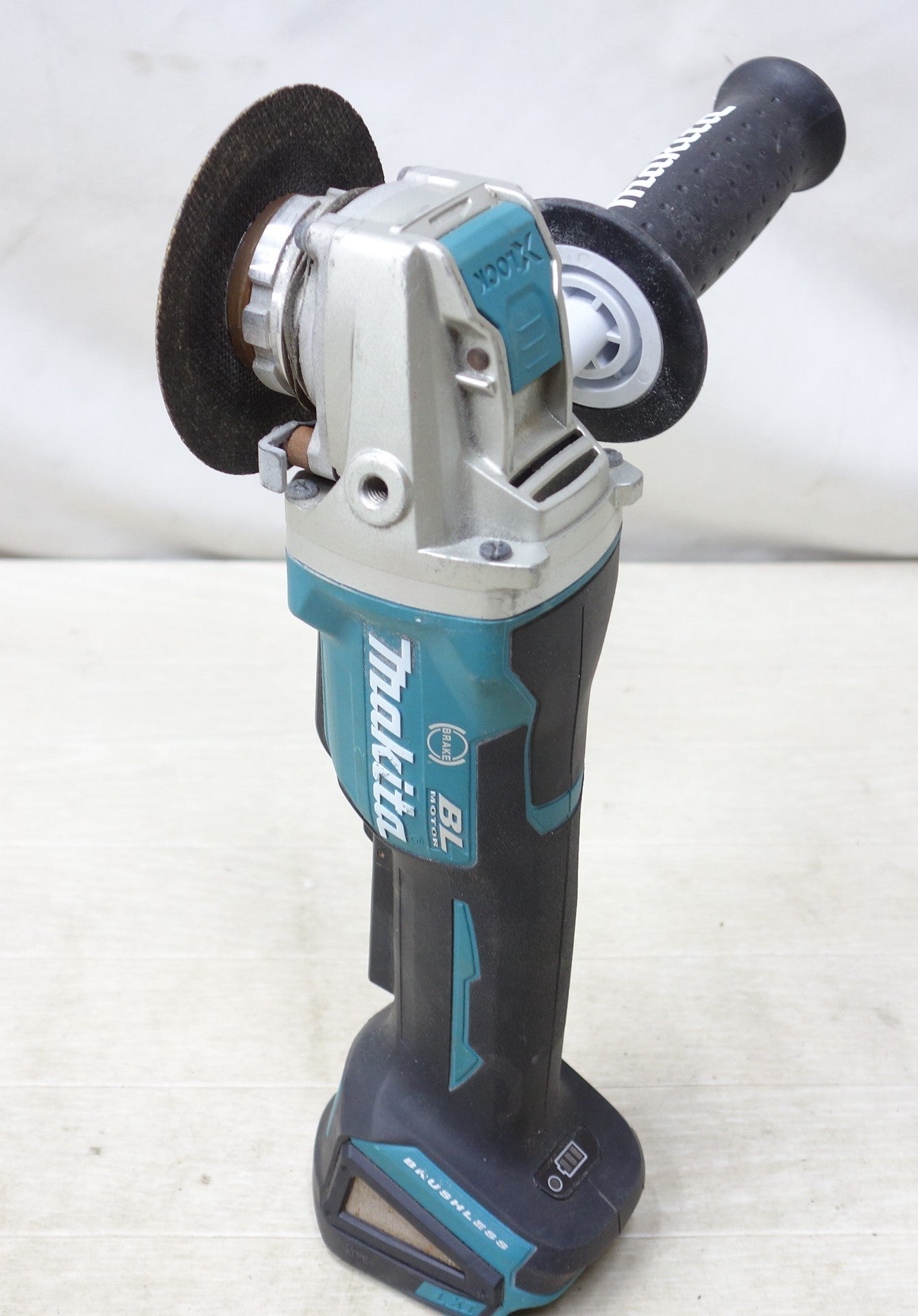 [送料無料] ◆makita マキタ 100mm 充電式ディスクグラインダ GA420D 18V 替刃付き 電動工具 研磨機 本体のみ◆