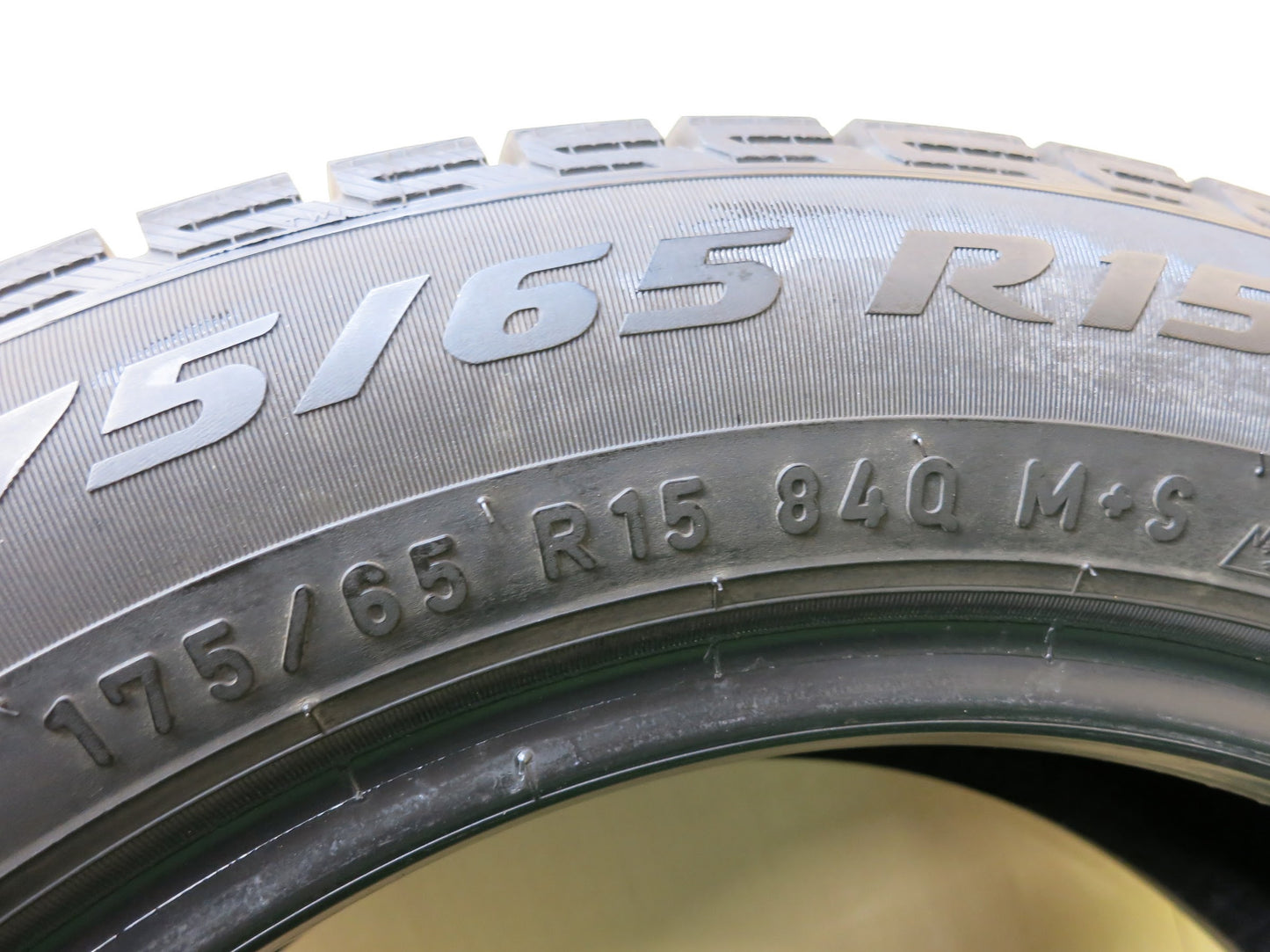 [送料無料]バリ溝！18年！9分★スタッドレス 175/65R15 ピレリ アイスアシンメトリコ プラス タイヤ 15インチ アクア ヴィッツ フィット キューブ等★2120301ヒスタ