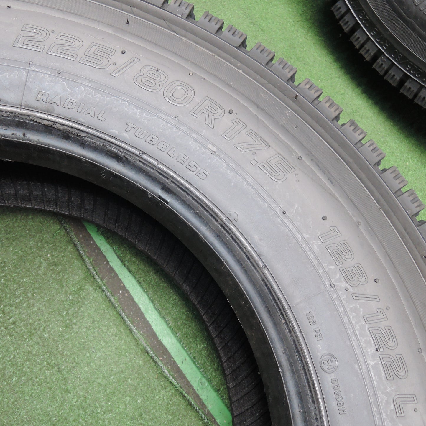 *送料無料*未使用！22年★トラック 再生タイヤ 225/80R17.5 123/122L スタッドレス トーヨー M919 ベース TOKO M929 17.5インチ★4011602NJスタ