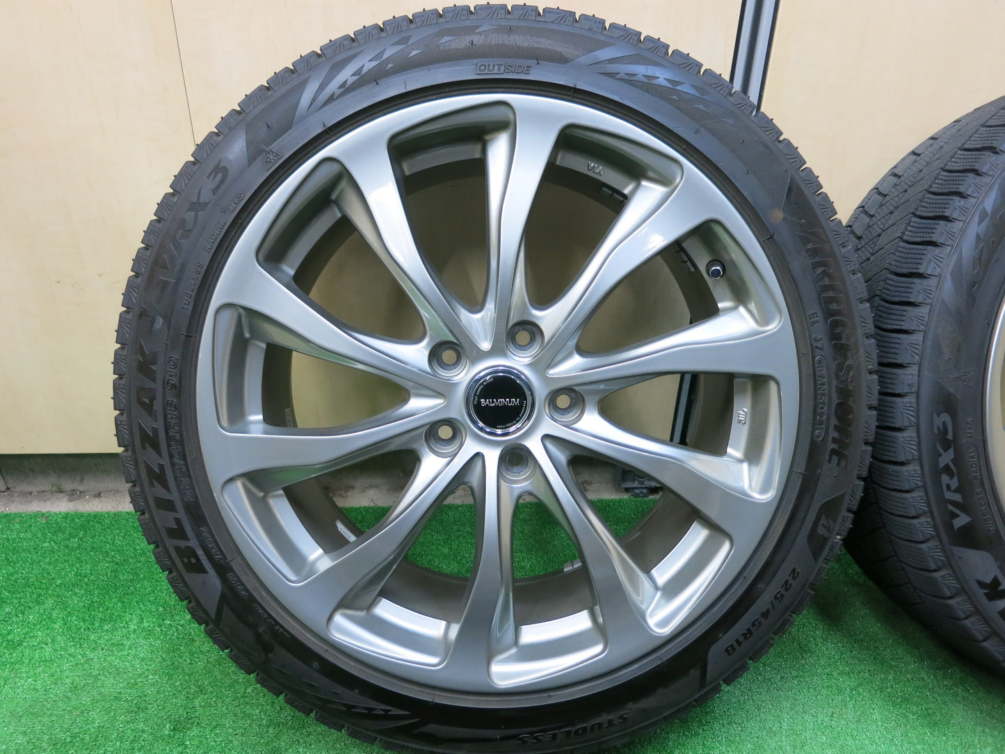 [送料無料]バリ溝！21年！9.5分以上★スタッドレス 225/45R18 ブリヂストン ブリザック VRX3 BALMINUM バルミナ 18インチ PCD114.3/5H★2122708ヒス