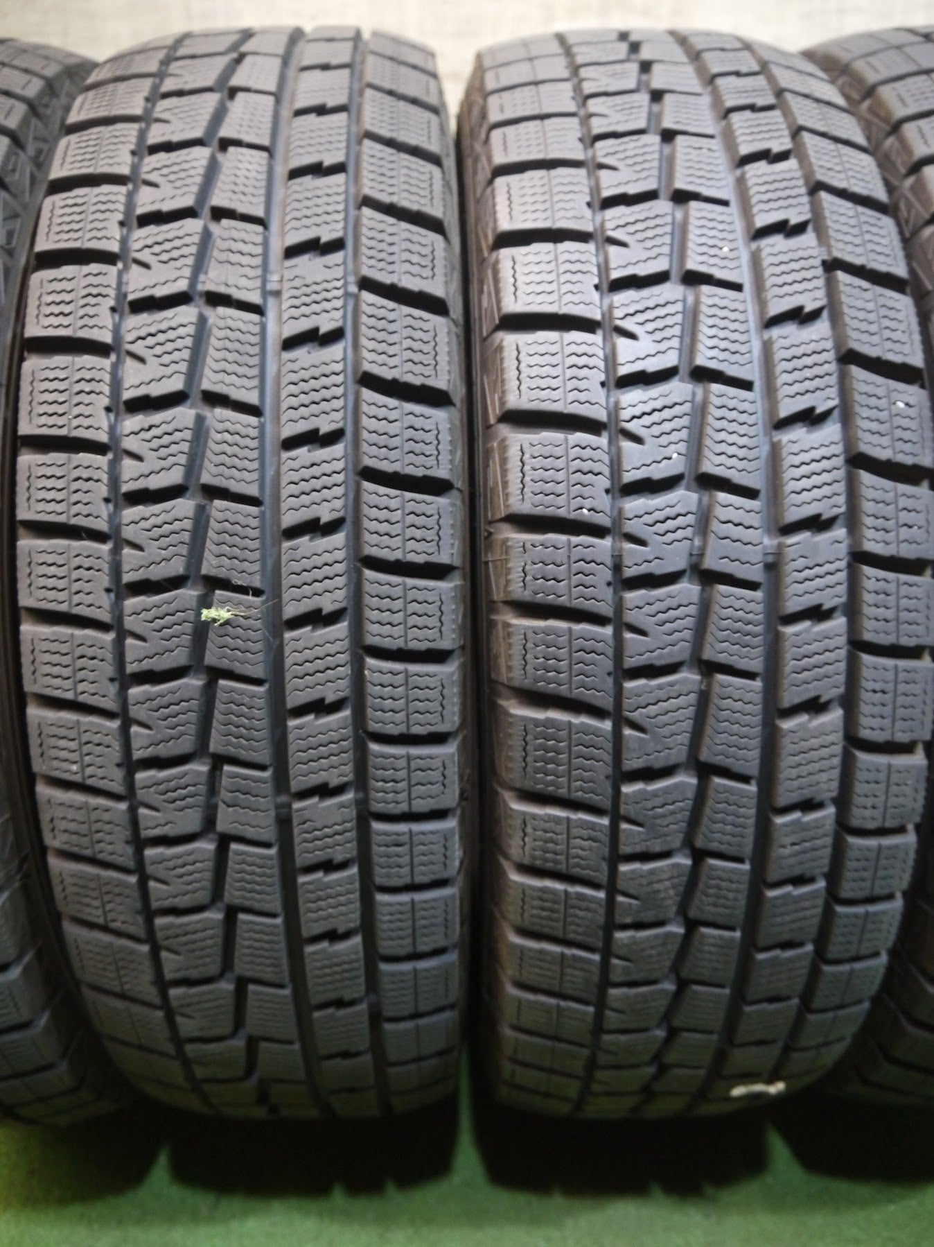 [送料無料]バリ溝！18年！9.5分★スタッドレス 185/70R14 ダンロップ ウインターマックス WM01 タイヤ 14インチ ノート ティーダ フリード 等★2070210ヤスタ