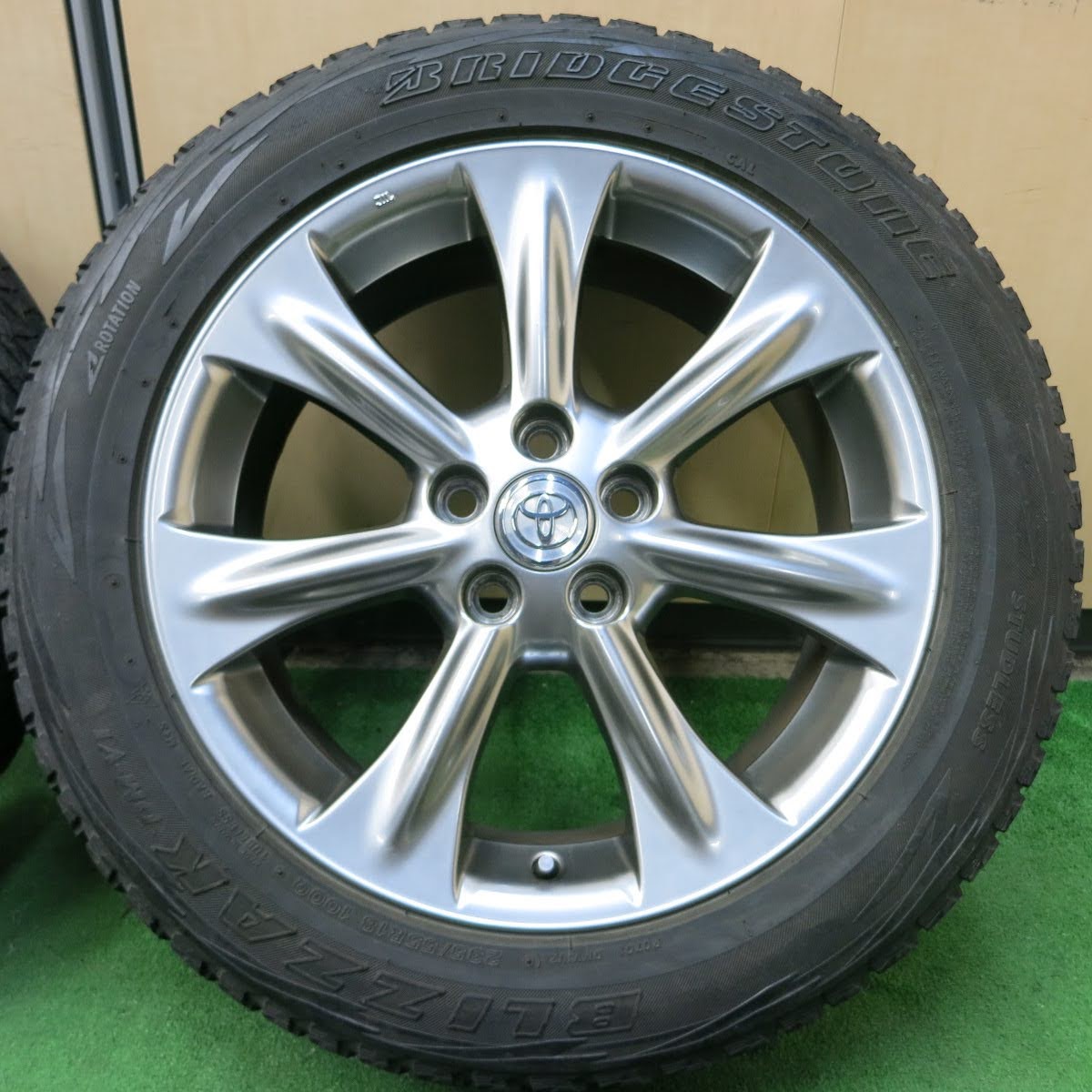 [送料無料]キレイ★トヨタ 30系 ハリアー 純正 235/55R18 スタッドレス ブリヂストン ブリザック DM-V1 18インチ PCD114.3/5H★3070105イス