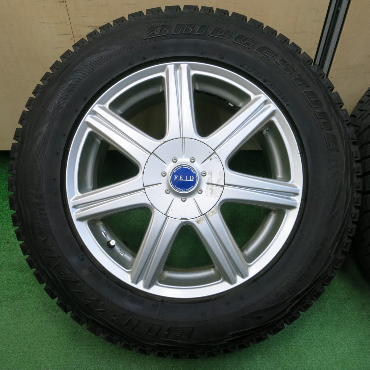 *送料無料*超バリ溝！22年！ほぼ10分★スタッドレス 215/65R16 ブリヂストン ブリザック DM-V1 FEID 100 114.3/5H マルチ★4010308イス