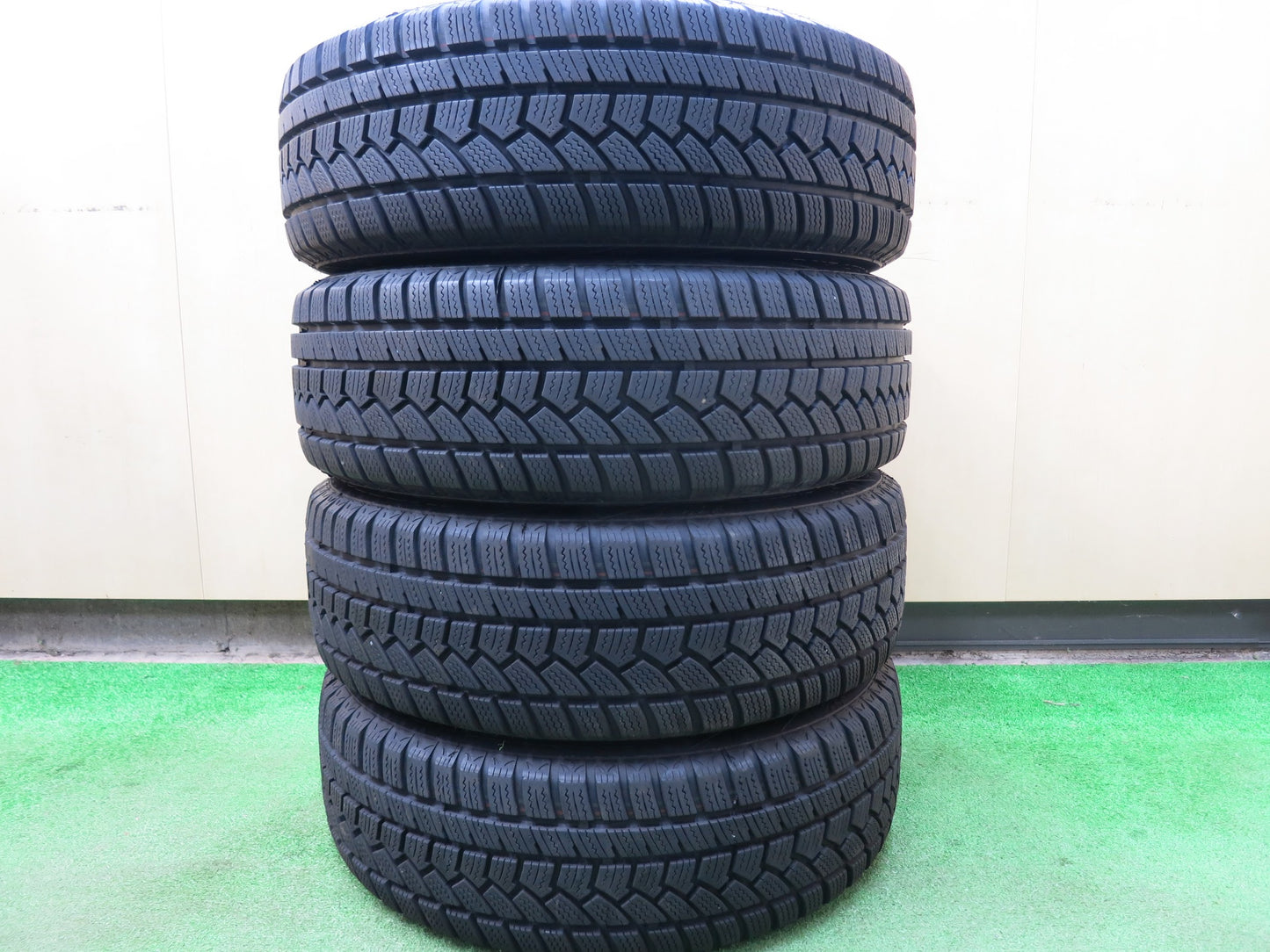 [送料無料]バリ溝！20年！綺麗！9.5分★スタッドレス 185/60R15 インターステート デュレーション30 STRANGER ストレンジャー 15インチ PCD114.3/5H★3020102ヒス