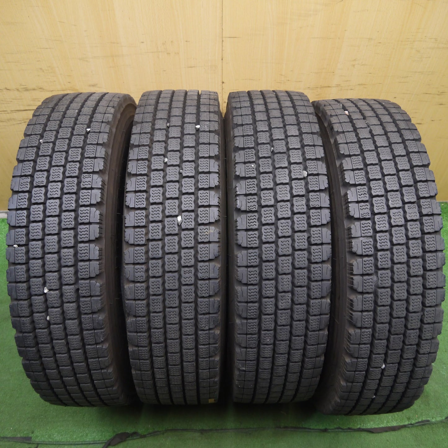 [送料無料]バリ溝！22年！8.5分★トラック タイヤ 225/80R17.5 123/122L スタッドレス ブリヂストン W910 17.5インチ★3041801クスタ