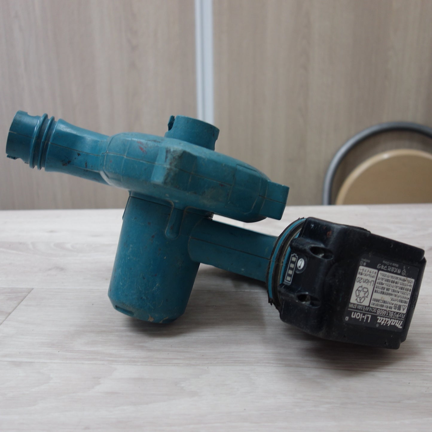 [送料無料] ☆マキタ 充電式 ブロワ UB142D ブロア 送風 集じん makita 6.0Ah 14.4V☆