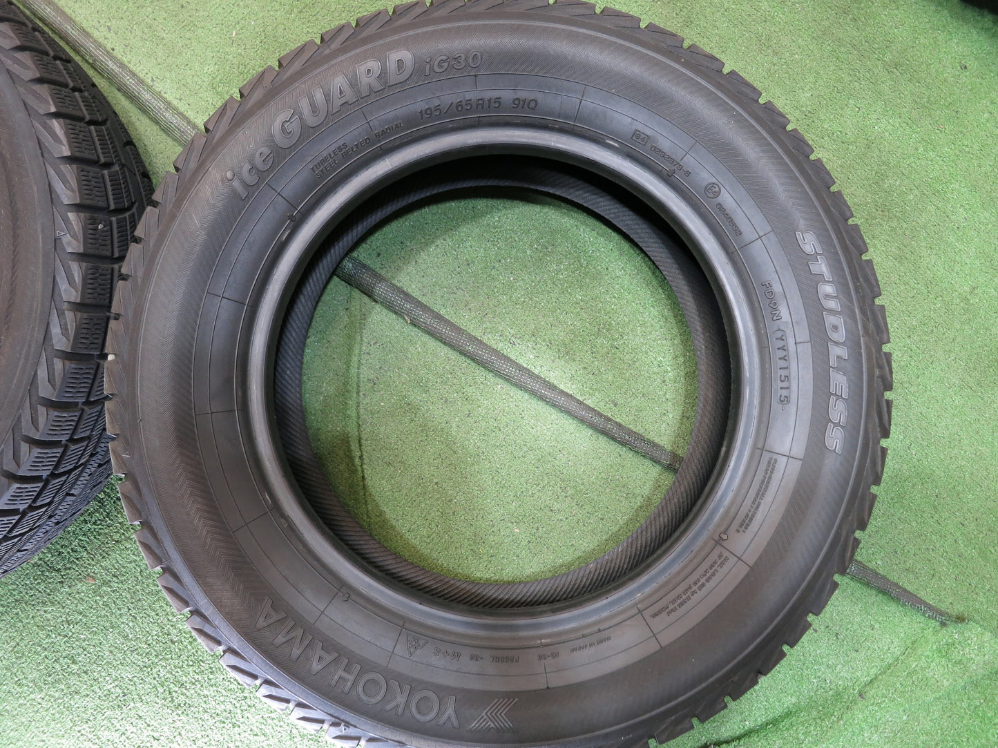 [送料無料]4本価格★スタッドレス 195/65R15 ヨコハマ アイスガード iG30 タイヤ 15インチ プリウス ノア ヴォクシー ウィッシュ エスクァイア 等★2062401Hスタ