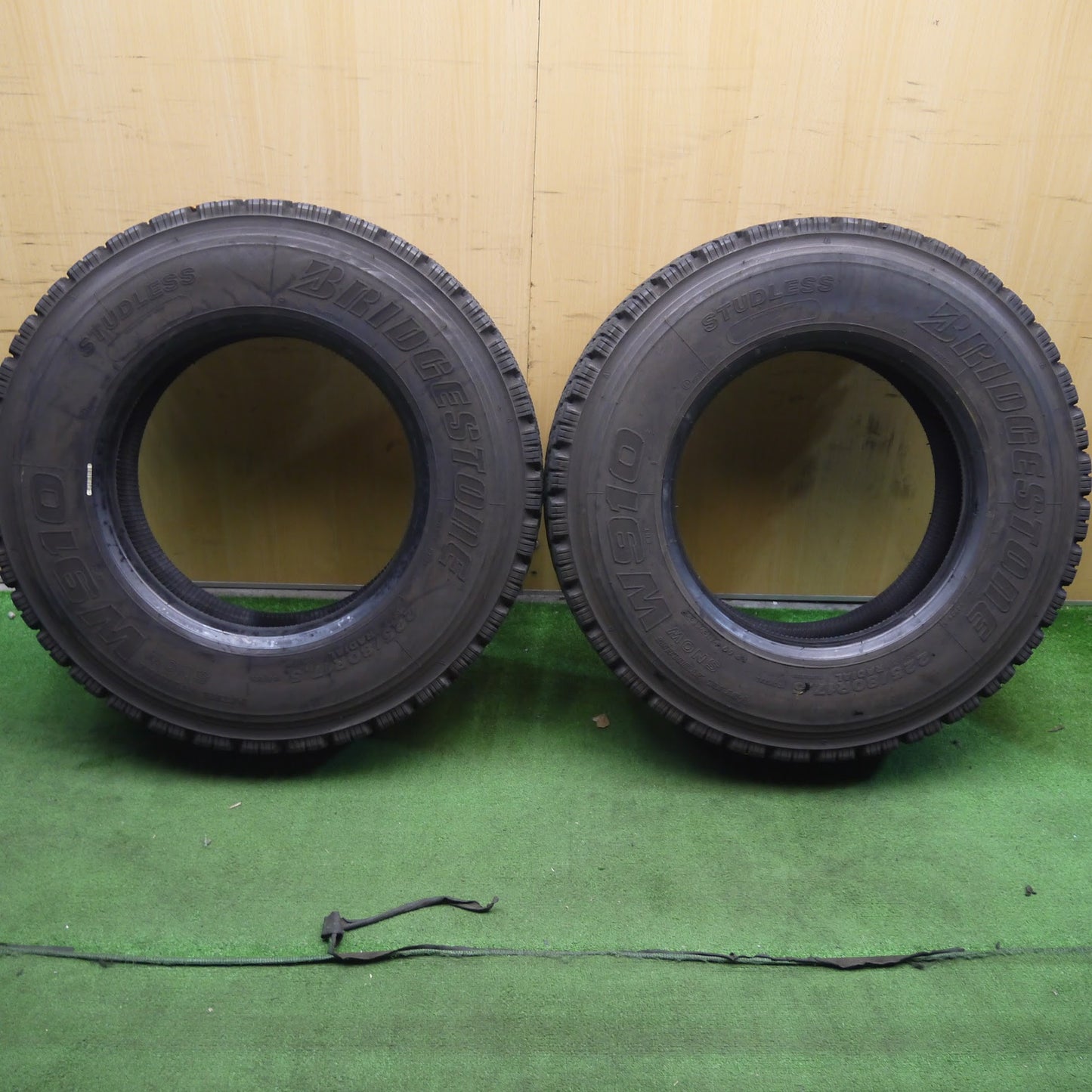 [送料無料]バリ溝！22年！9.5分★トラック タイヤ 225/80R17.5 123/122L スタッドレス ブリヂストン W910 17.5インチ★3041812クスタ