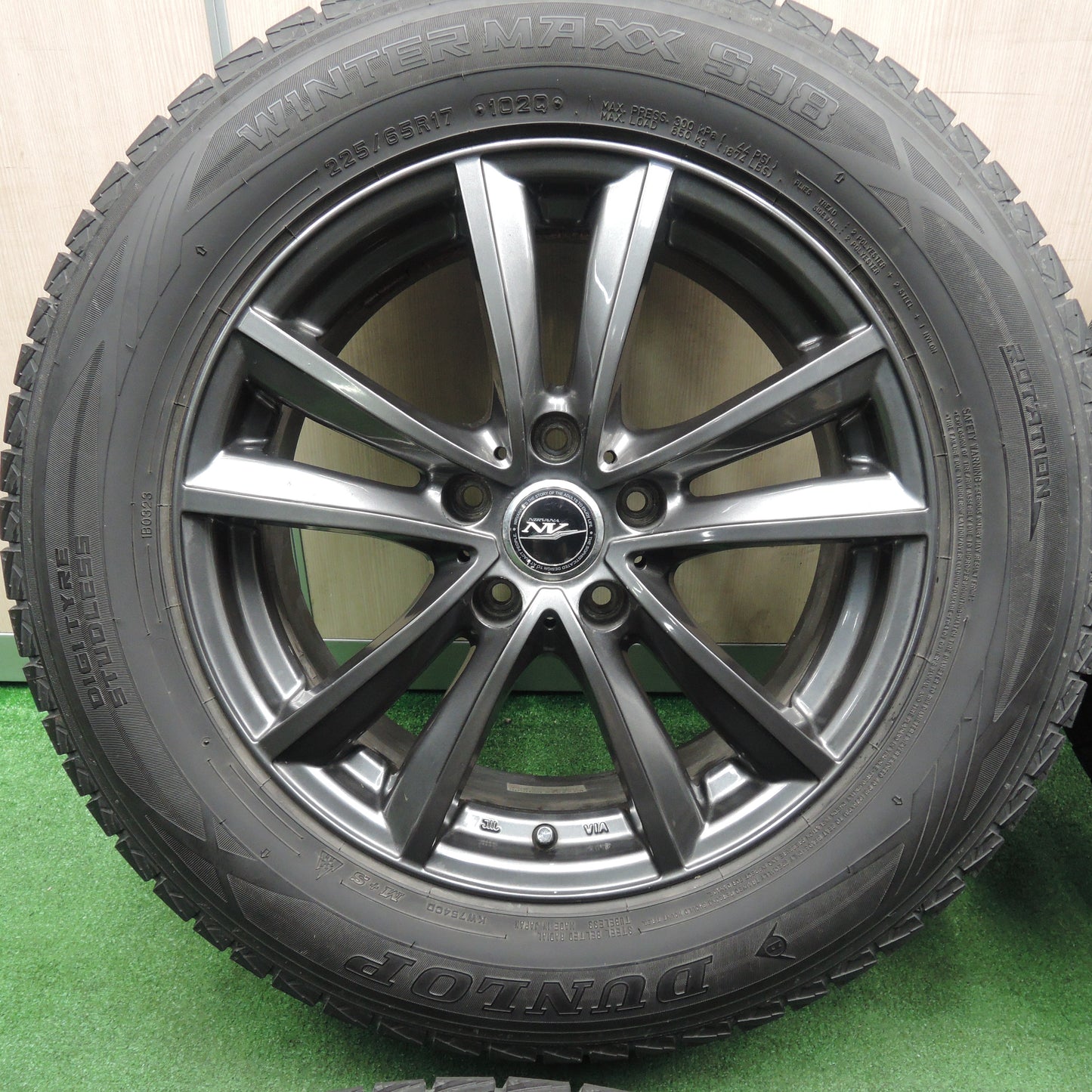 *送料無料*バリ溝！キレイ！9分★スタッドレス 225/65R17 ダンロップ ウインターマックス SJ8 NIRVANA ニルバーナ 17インチ PCD114.3/5H★3120815TNス