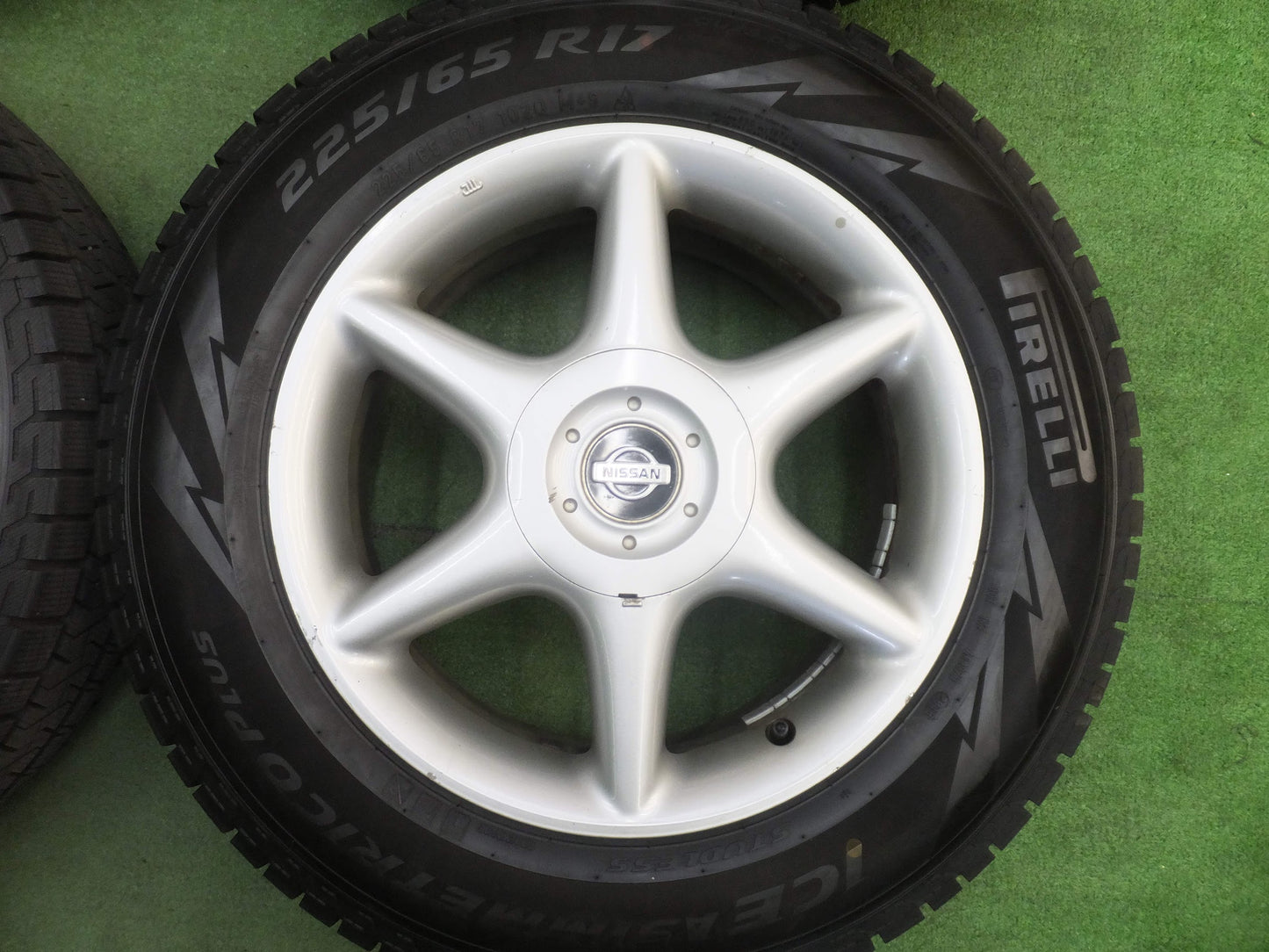 [送料無料]バリ溝！ほぼ10分★スタッドレス 日産 純正 225/65R17 ピレリ アイスアシンメトリコ プラス 17インチ★9011909スス