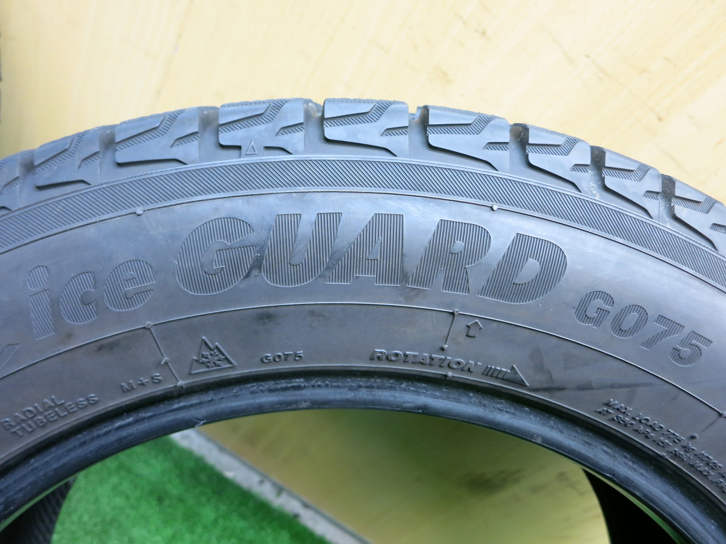 [送料無料]バリ溝！18年！8.5分★スタッドレス 225/60R17 ヨコハマ アイスガード G075 タイヤ 17インチ アルファード RAV4 ハリアー エルグランド等★★2112203Hスタ
