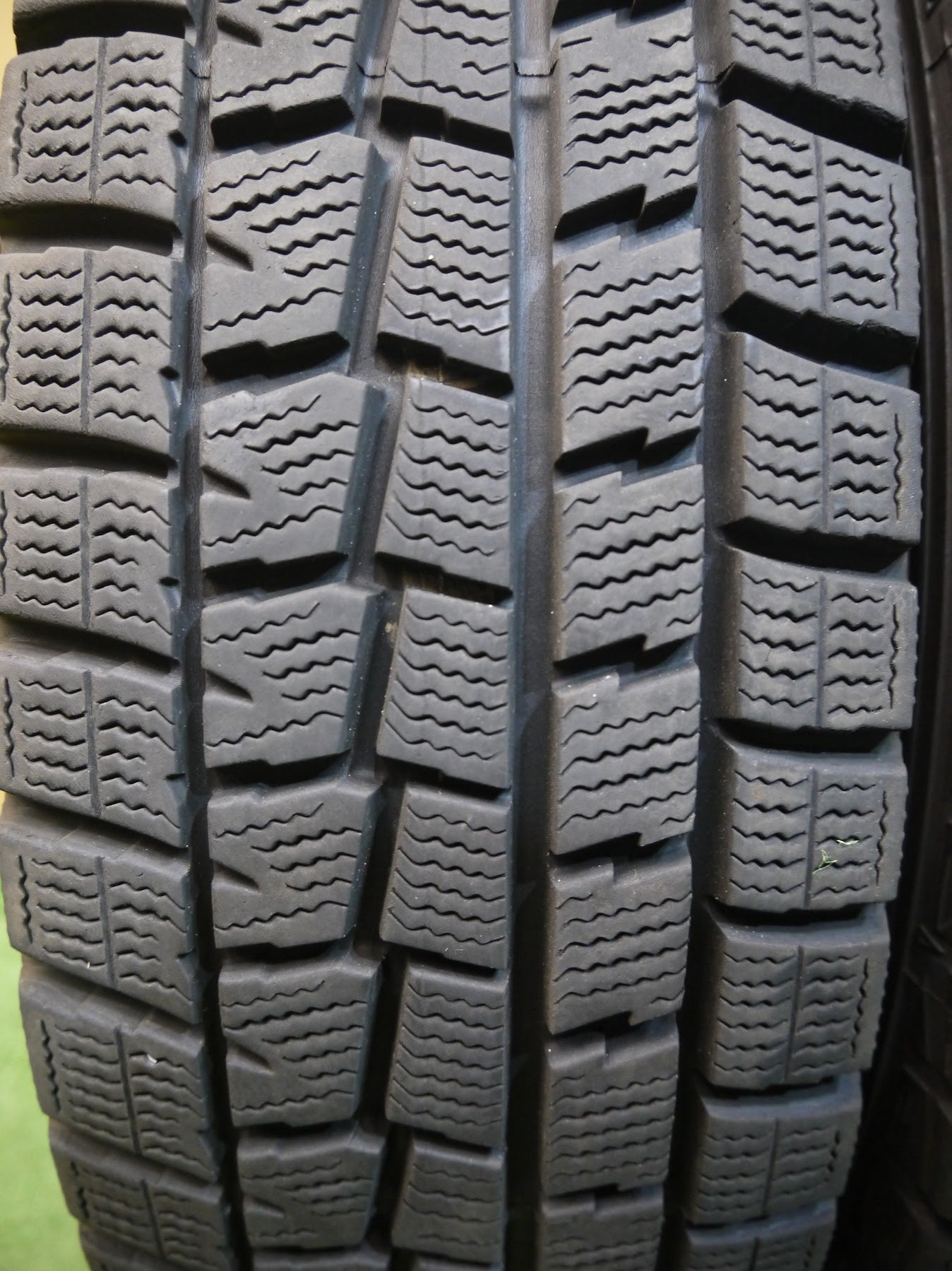 [送料無料]バリ溝！18年！9.5分★スタッドレス 185/70R14 ダンロップ ウインターマックス WM01 タイヤ 14インチ ノート ティーダ フリード 等★2070210ヤスタ