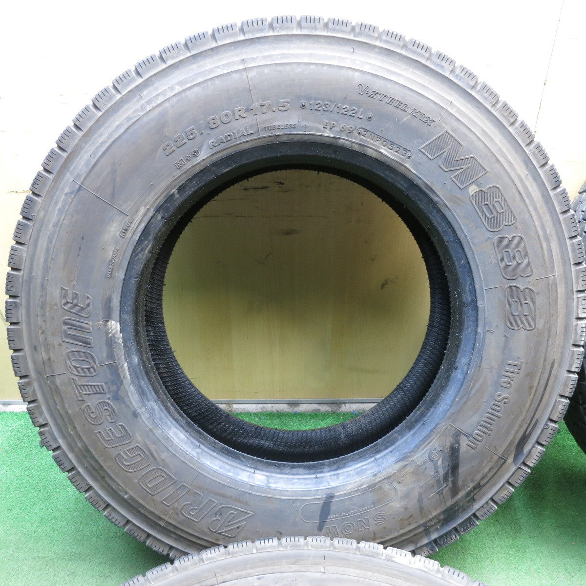 送料無料* バリ溝！23年！9.5分☆トラック タイヤ 225/80R17.5 123