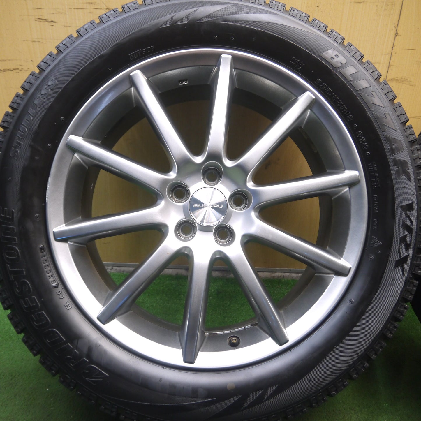 *送料無料*バリ溝！8.5分★スバル レガシィ 純正 225/55R18 スタッドレス ブリヂストン ブリザック VRX 18インチ PCD100/5H★3120402Hス