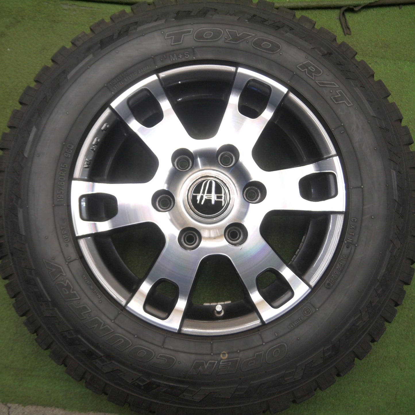 *送料無料* バリ溝！23年！キレイ！9.5分★ハイエース 等 TRD TF7A 195/80R15 トーヨー R/T オープンカントリー PCD139.7/6H★4022811Hノ