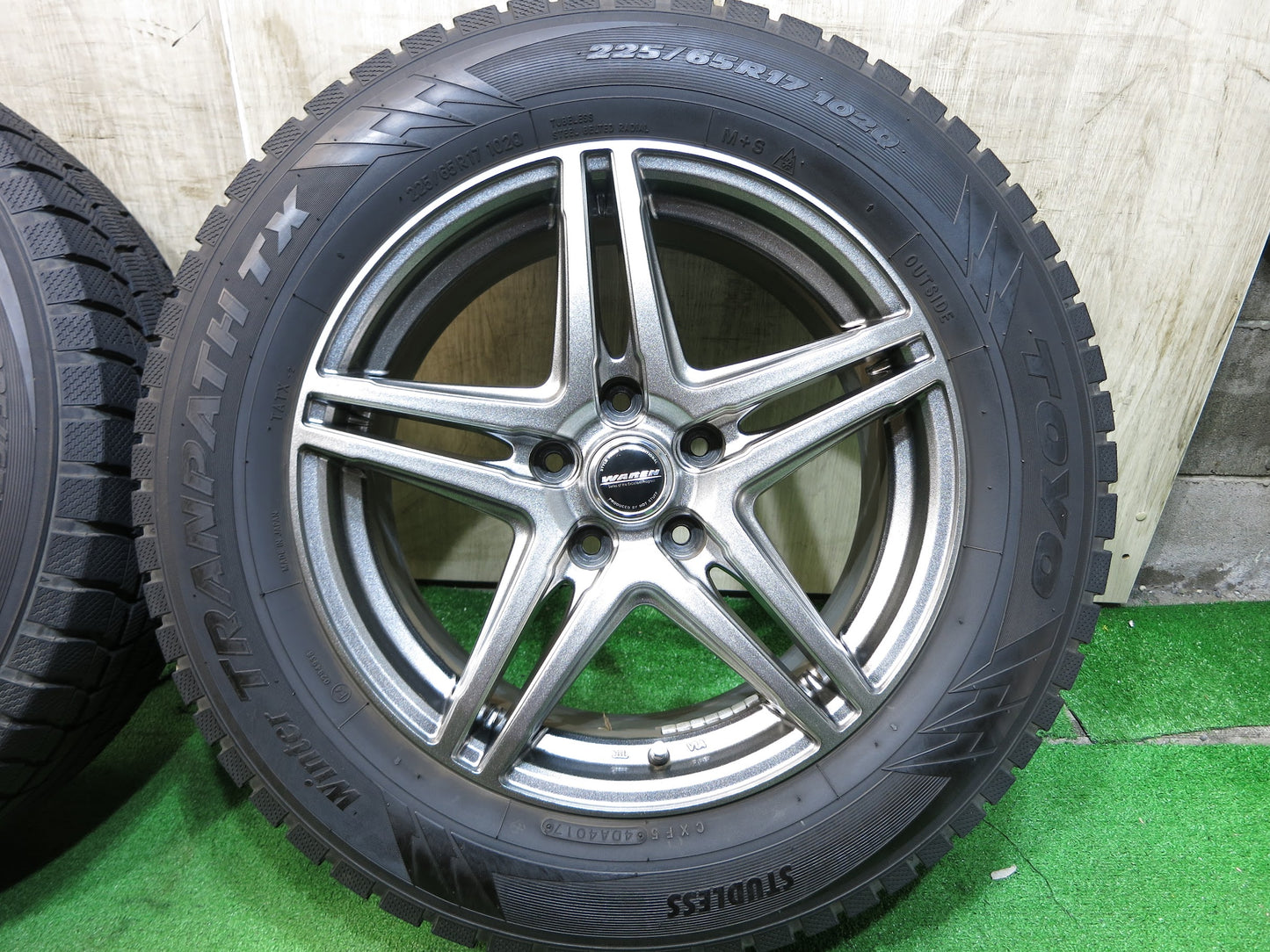 [送料無料]バリ溝！キレイ！9.5分★スタッドレス 225/65R17 トーヨー ウインター トランパス TX WAREN HOT STUFF ヴァーレン 17インチ PCD114.3/5H★2092310Hス