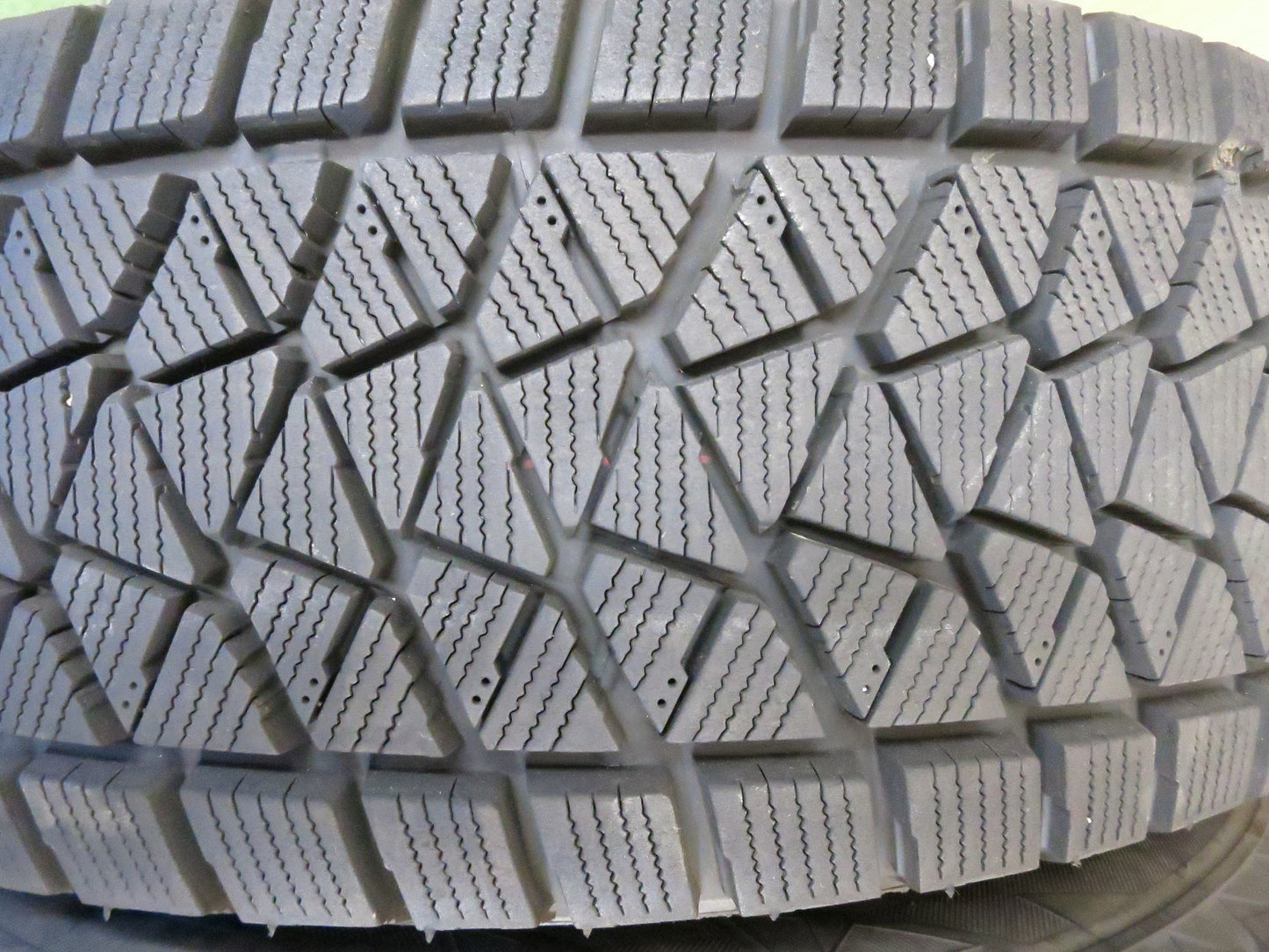 [送料無料]バリ溝！キレイ！9.5分★スタッドレス 215/70R16 ブリヂストン ブリザック DM-V2 WAREN ヴァーレン 16インチ PCD100/5H スバル XV 等★3013103Hス