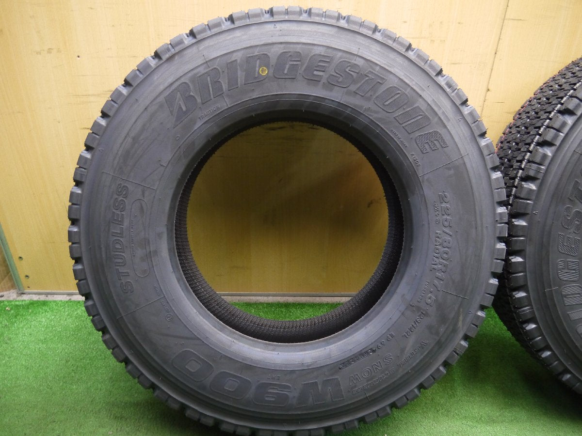 [送料無料]未使用！22年★トラック タイヤ 225/80R17.5 123/122L スタッドレス ブリヂストン W900 17.5インチ★3011602クスタ