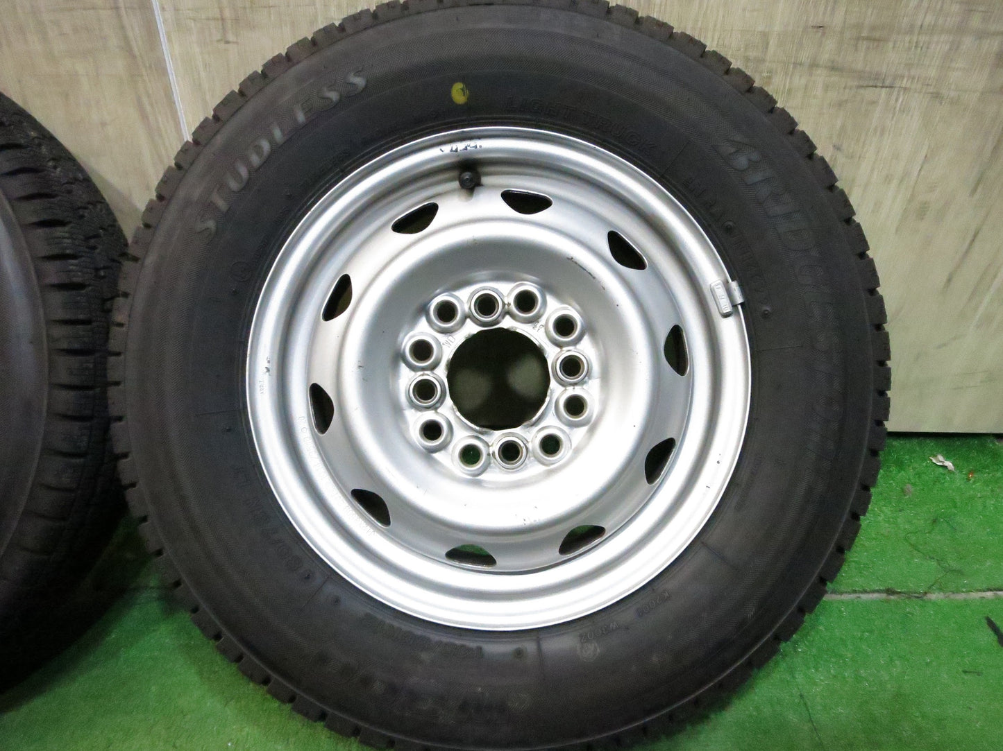 [送料無料]バリ溝！22年！9.5分★スタッドレス 145/80R12 80/78N ブリヂストン W300 スチール ホイール 12インチ PCD 100 110 114.3/4H マルチ★3022702Hス