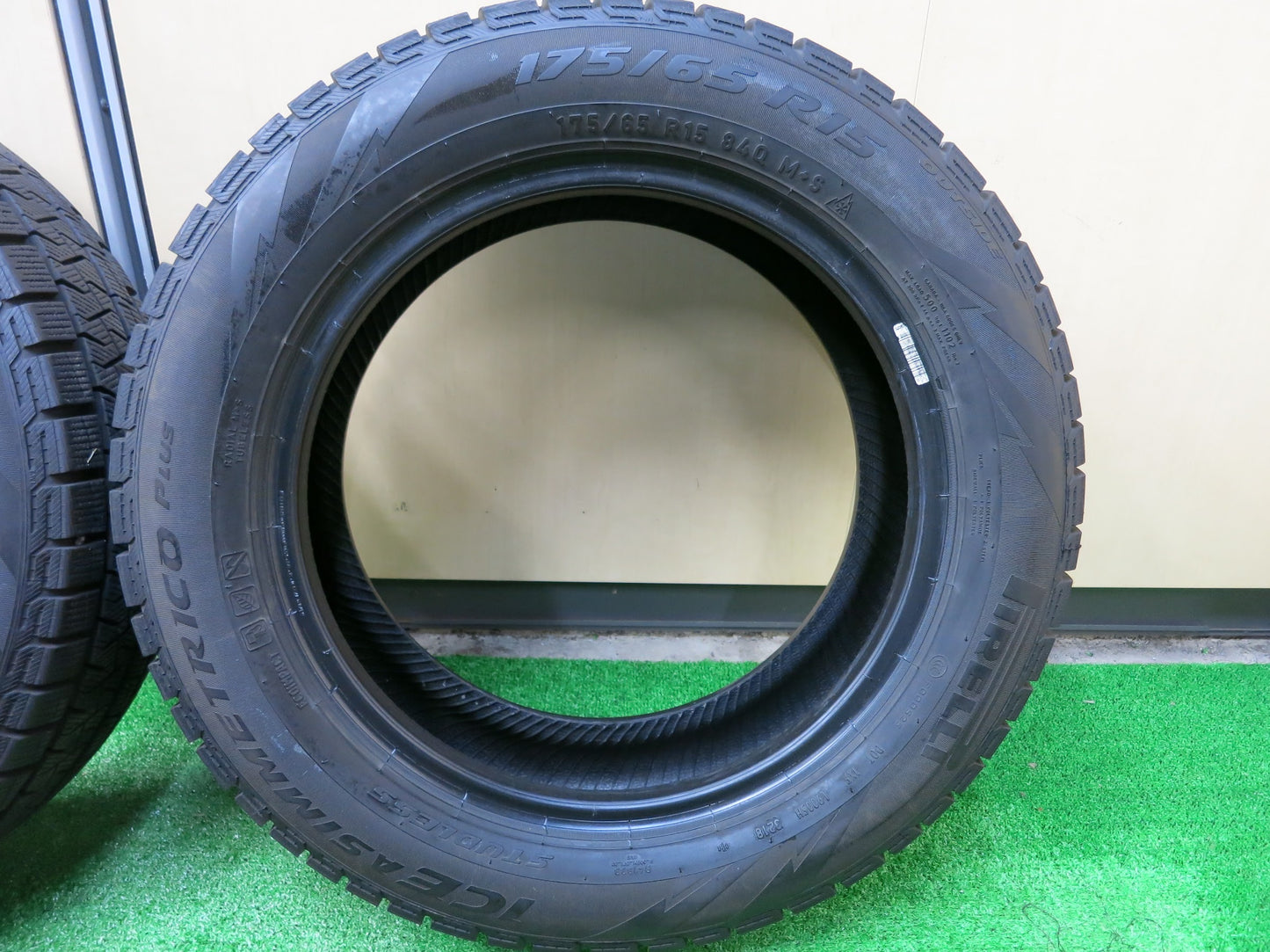 [送料無料]バリ溝！18年！9分★スタッドレス 175/65R15 ピレリ アイスアシンメトリコ プラス タイヤ 15インチ アクア ヴィッツ フィット キューブ等★2120301ヒスタ
