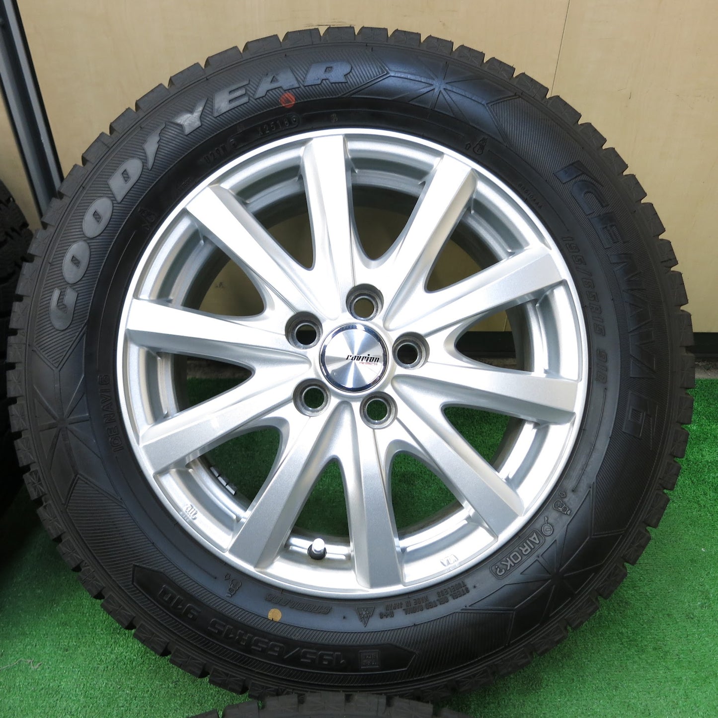[送料無料]超バリ溝！キレイ！9.5分以上★プリウス 等 195/65R15 スタッドレス グッドイヤー アイスナビ6 ravrion RS01 ラブリオン PCD100/5H★3062401クス