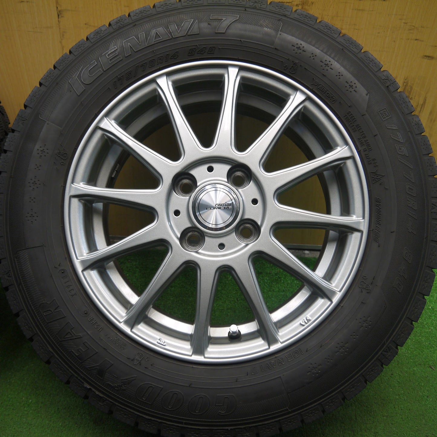 [送料無料]バリ溝！キレイ！8.5分★スタッドレス 175/70R14 グッドイヤー アイスナビ7 ravrion LUMIERE ラブリオン 14インチ PCD100/4H★3062807Hス