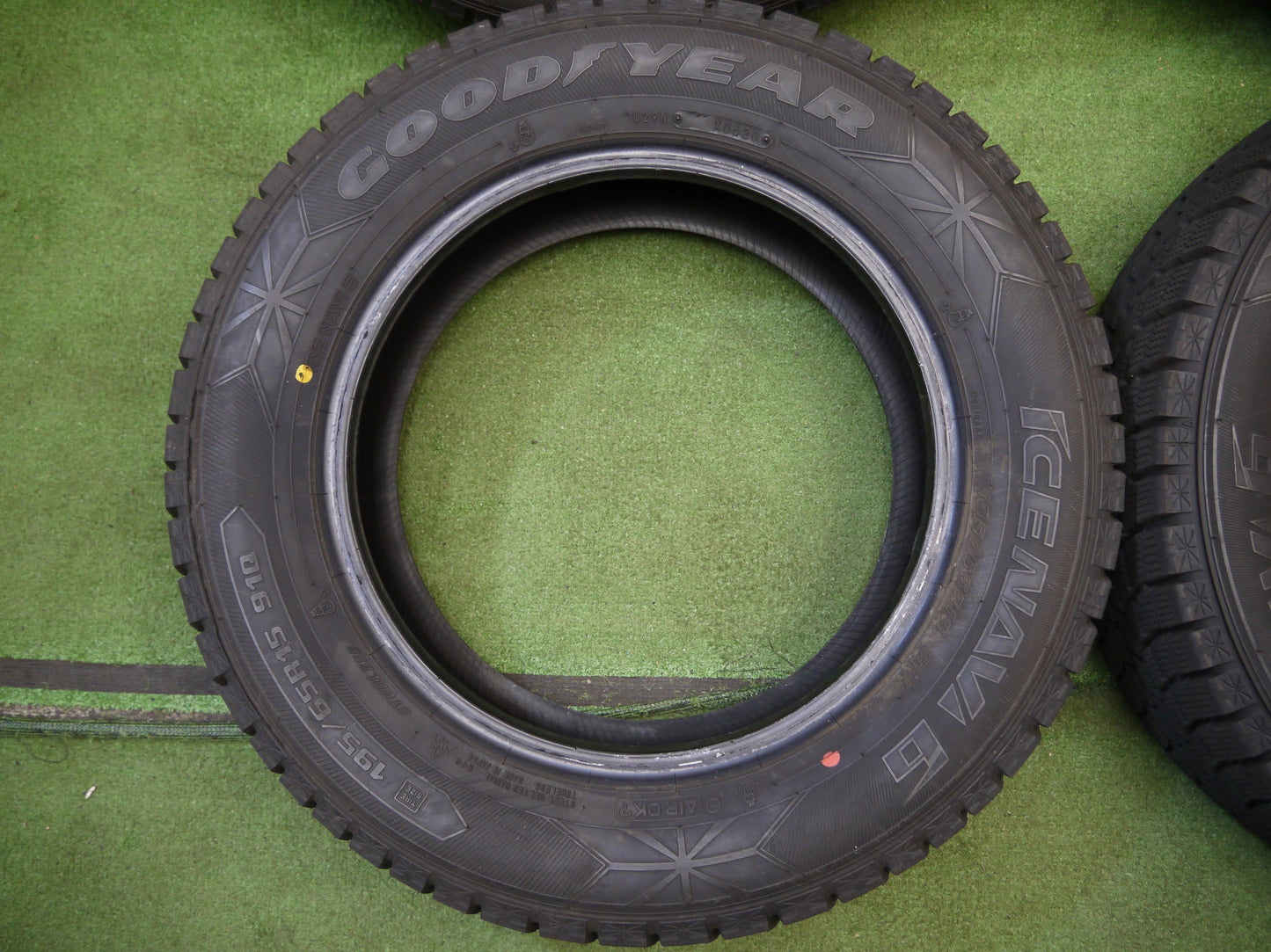 [送料無料]バリ溝！20年！ほぼ10分★スタッドレス 195/65R15 グッドイヤー アイスナビ6 15インチ タイヤ ノア ヴォクシー エスクァイア 等★2050613クスタ