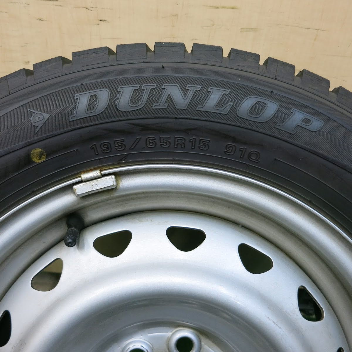 [送料無料]バリ溝！綺麗！9.5分★スタッドレス 195/65R15 ダンロップ ウインターマックス WM01 スチール ホイール 15インチ PCD100 114.3/4H マルチ★3082801イス