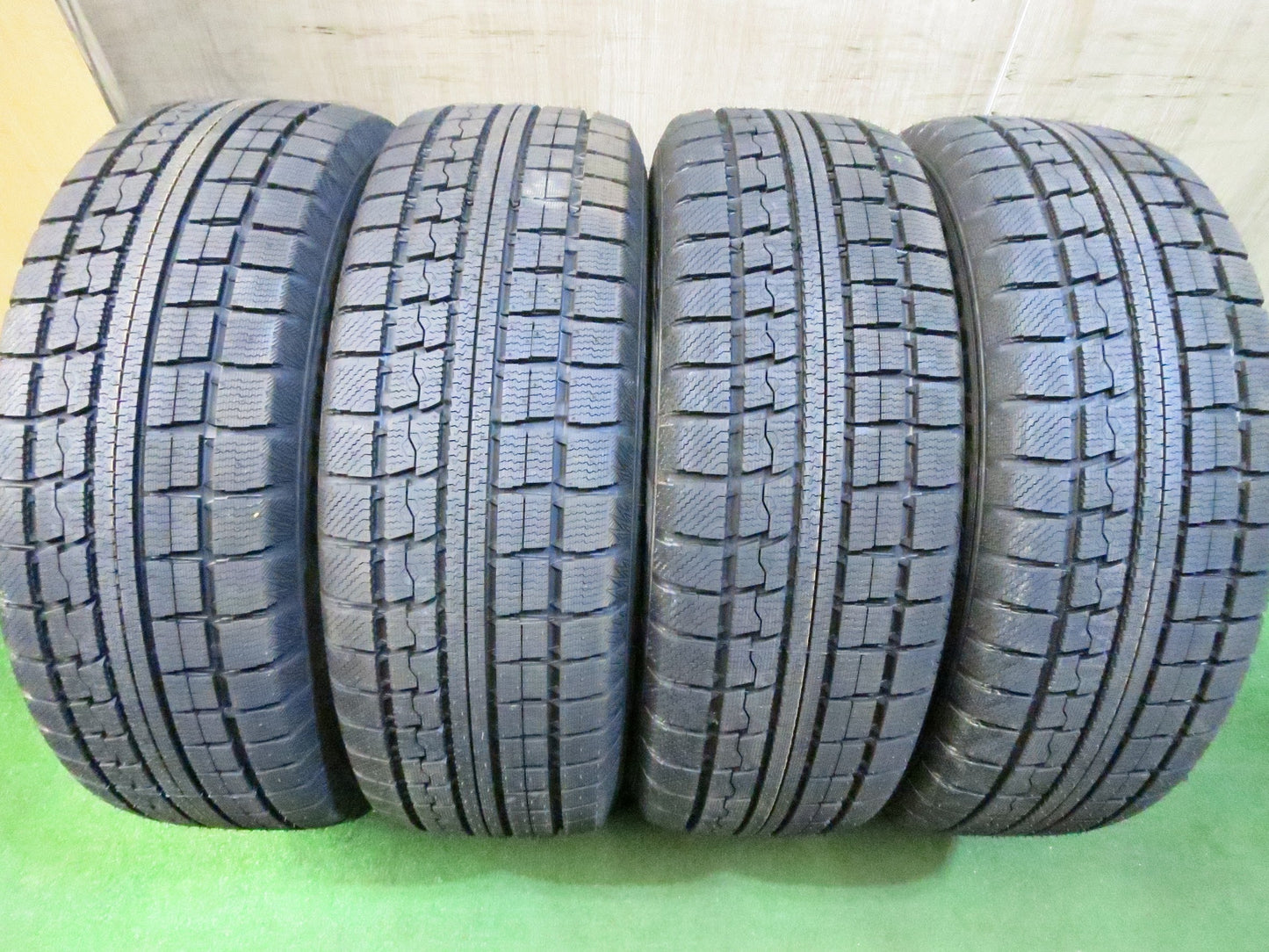 [送料無料]ほぼ未使用！20年★スタッドレス 205/55R17 トーヨー ウインター トランパス MK4α SCHNEIDER MiD シュナイダー 17インチ PCD114.3/5H★3030701Hス