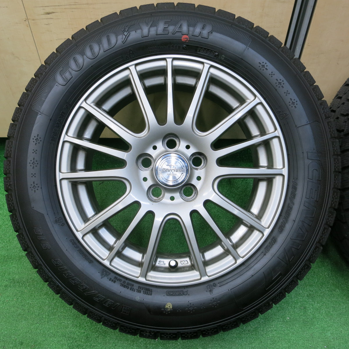 *送料無料*バリ溝！22年！キレイ！ほぼ10分★プリウス 等 195/65R15 スタッドレス グッドイヤー アイスナビ7 ravrion selzer ラブリオン 15インチ PCD100/5H★3120503イス