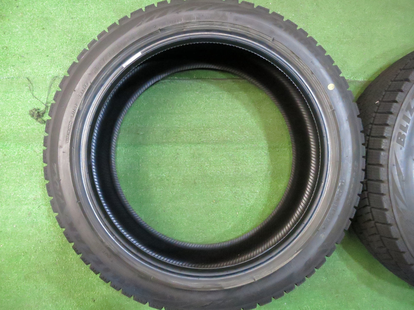 [送料無料]バリ溝！20年！9.5分★スタッドレス 225/45R18 ブリヂストン ブリザック VRX2 タイヤ 18インチ クラウン マークX プリウスα 等★2122806Hスタ