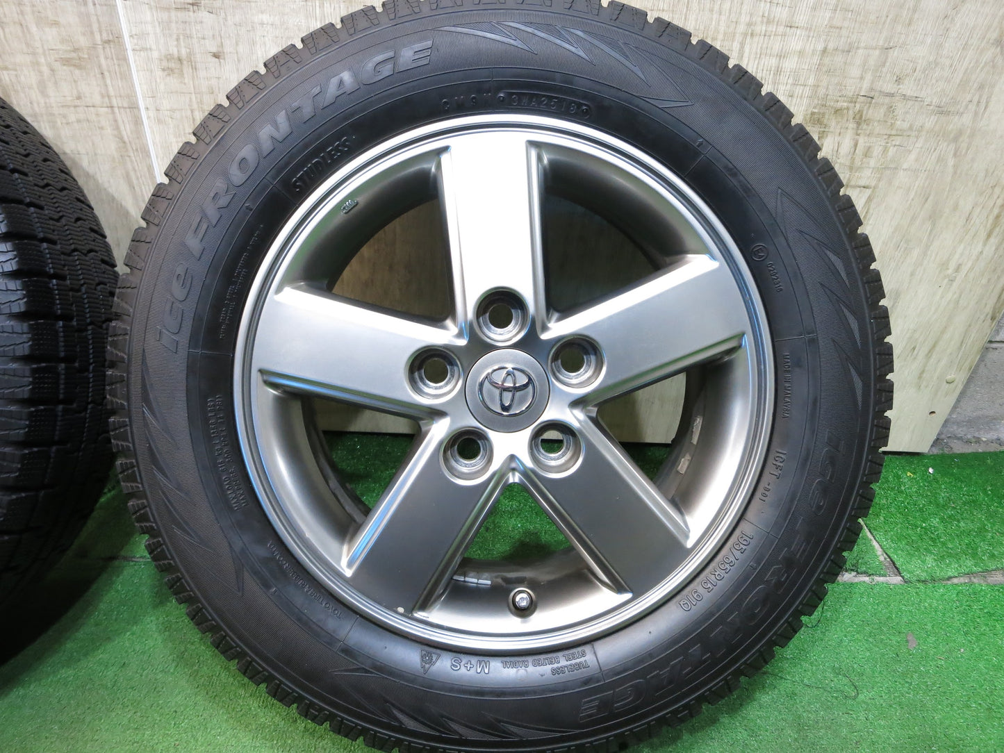 [送料無料]バリ溝！18年！キレイ！ほぼ10分★トヨタ 60系 ヴォクシー 純正 195/65R15 スタッドレス ice FRONTAGE アイスフロンテージ PCD114.3/5H★2111804Hス