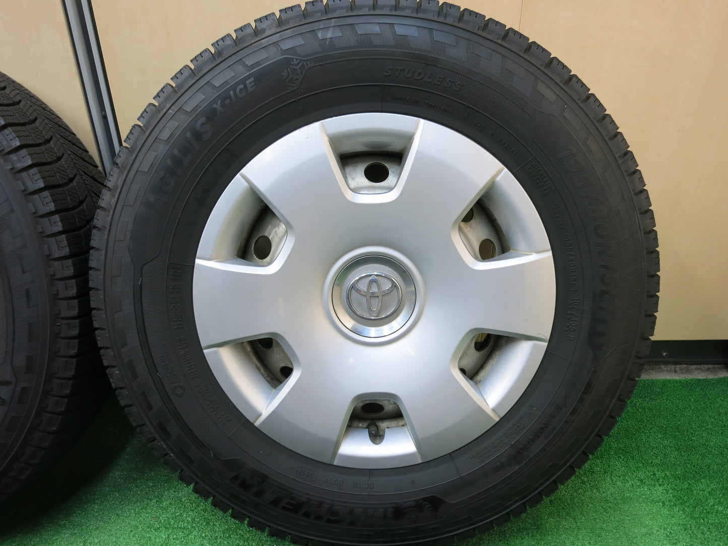 [送料無料]バリ溝！19年！9.5分以上★トヨタ 200系 ハイエース 純正 スタッドレス 195/80R15 107/105R ミシュラン AGILIS X-ICE PCD139.7/6H★3020108ヒス