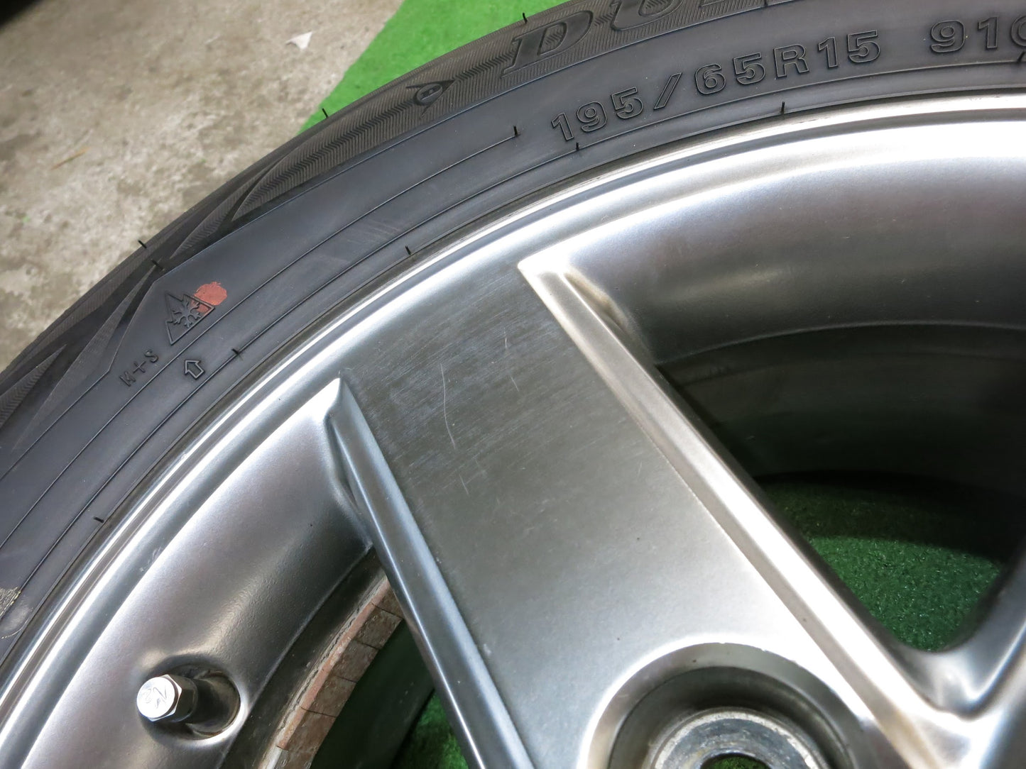 [送料無料]バリ溝！18年！9.5分以上★トヨタ 60系 ヴォクシー 純正 195/65R15 スタッドレス ダンロップ ウインターマックス WM01 PCD114.3/5H★2113006Hス
