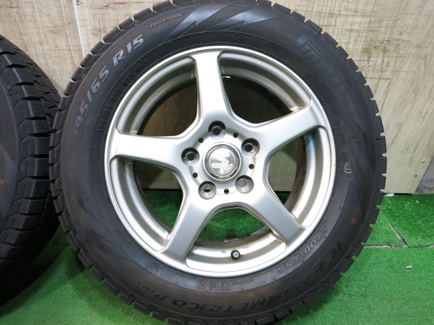 [送料無料]バリ溝！21年！ほぼ10分★スタッドレス 195/65R15 ピレリ アイスアシンメトリコ プラス SIBILLA GG シビラ 15インチ PCD114.3/5H★2120904Hス