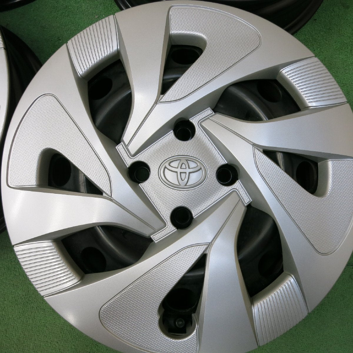 [送料無料]キレイ★トヨタ アクア 純正 スチール ホイール 15インチ 15×5.5J PCD100/4H★3080902ヒホ