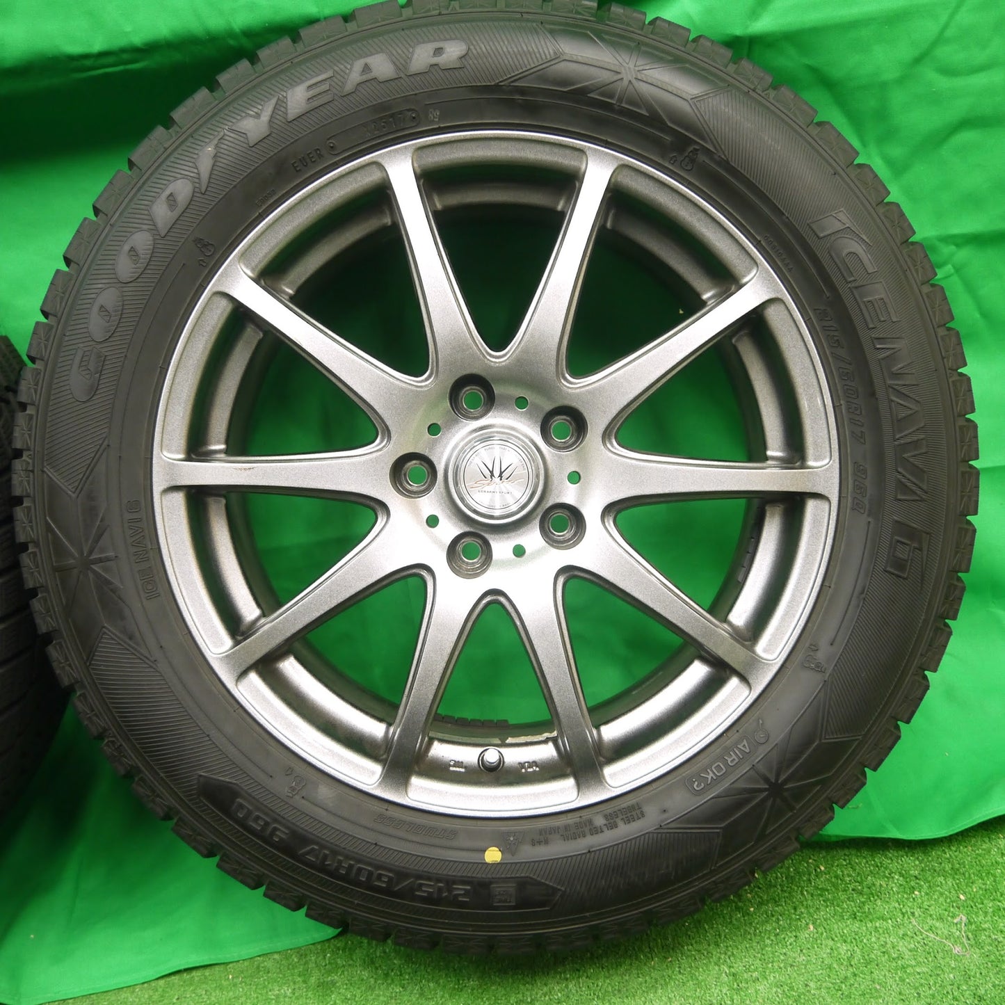 [送料無料]超バリ溝！キレイ！9.5分以上★LOXARNY SPORT BADX 215/60R17 スタッドレス グッドイヤー アイスナビ6 ロクサーニ 17インチ PCD114.3/5H★3062402Iス
