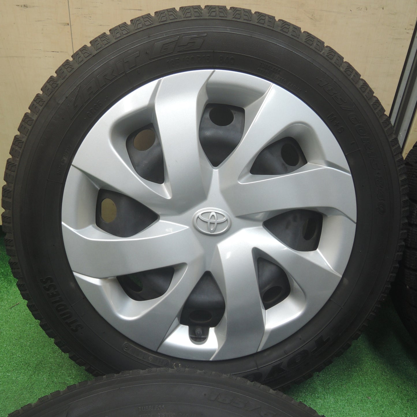 *送料無料*バリ溝！キレイ！9.5分★トヨタ シエンタ 純正 スチール 185/60R15 スタッドレス トーヨー ガリット G5 PCD100/5H★4011908SYス