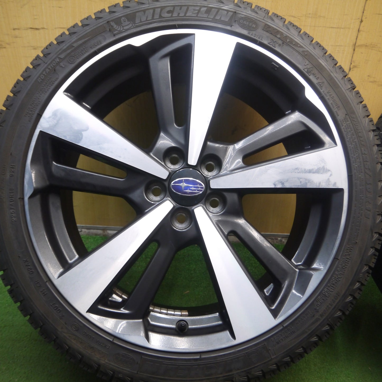 *送料無料* バリ溝！キレイ！9.5分★スバル インプレッサ G4 純正 225/40R18 ミシュラン X-ICE XI3 18インチ PCD100/5H★4022006Hス