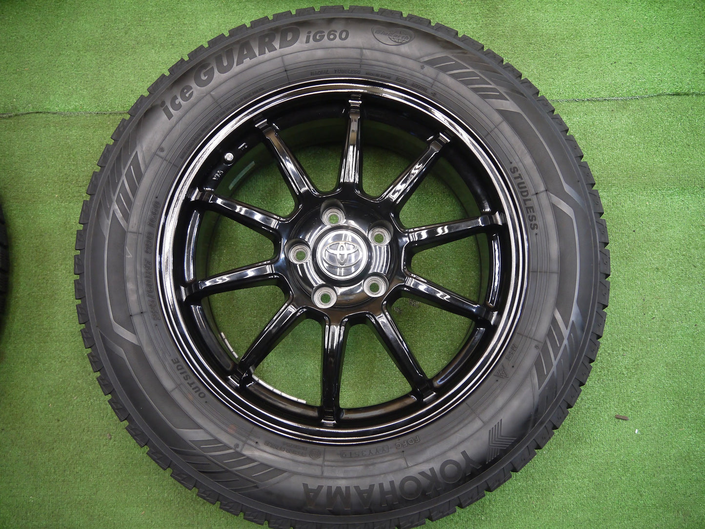 [送料無料]バリ溝！19年！キレイ！9.5分★スタッドレス 225/60R17 ヨコハマ アイスガード iG60 社外 アルミ トヨタ 17インチ PCD114.3/5H★2110805アス