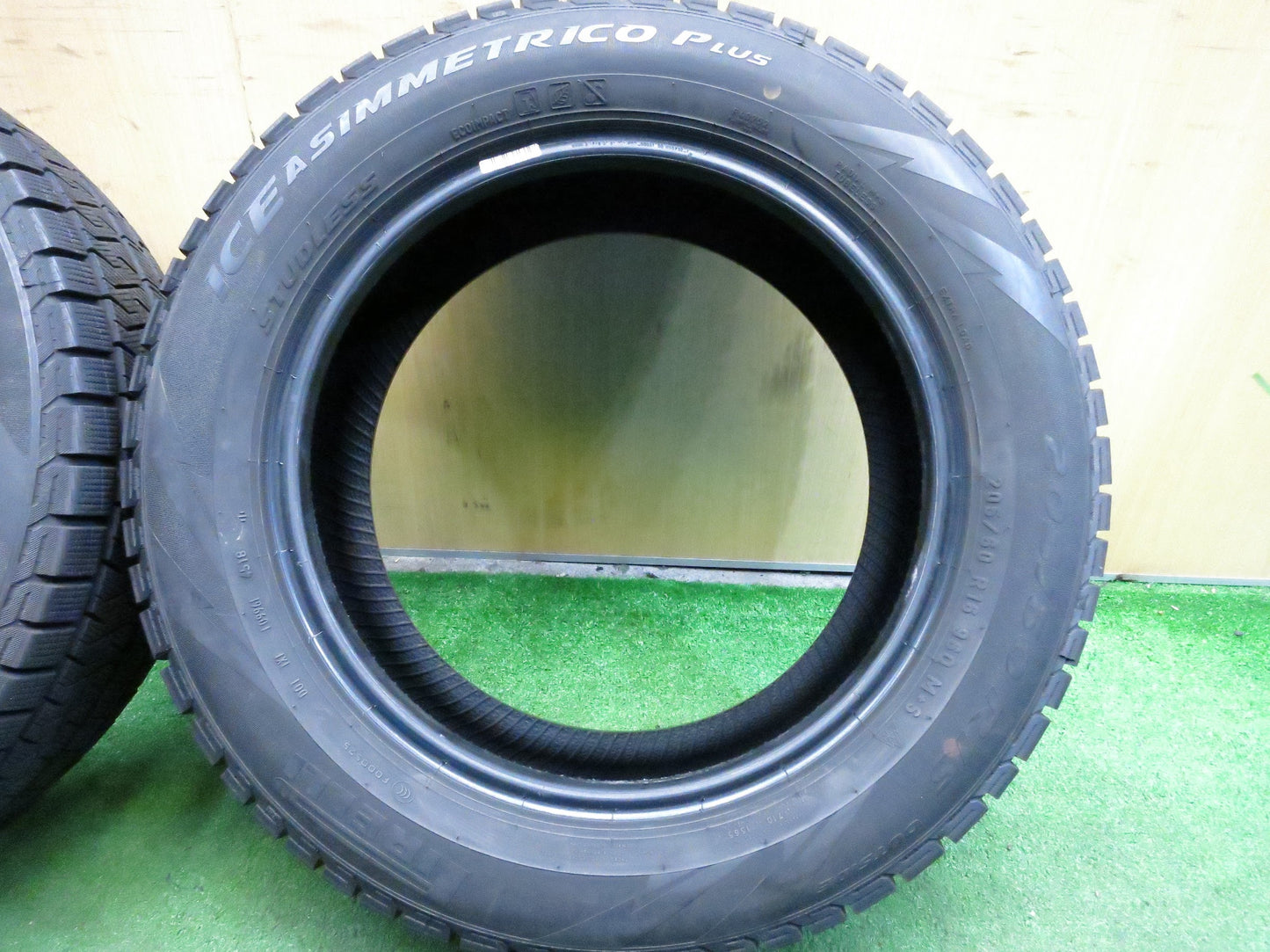[送料無料]バリ溝！9分★スタッドレス 205/60R16 ピレリ アイスアシンメトリコ プラス タイヤ 16インチ ノア ヴォクシー ステップワゴン 等★3011007Hスタ
