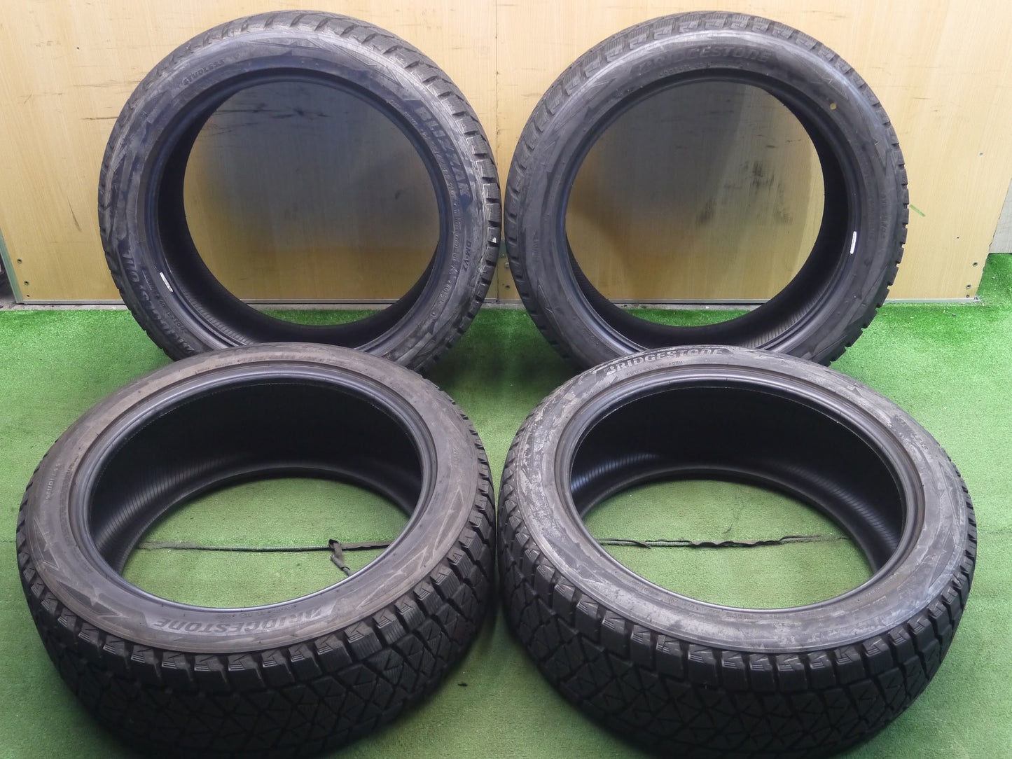 [送料無料]バリ溝！9.5分★スタッドレス 285/45R22 ブリヂストン ブリザック DM-V2 タイヤ 22インチ ベンツG レクサスLX ランクル エスカレード 等★3022503ナスタ