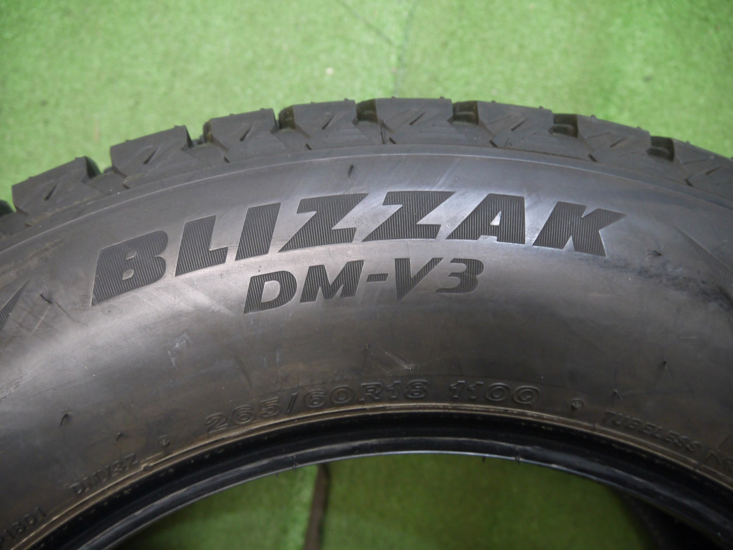 [送料無料]バリ溝！19年！9.5分★スタッドレス 265/60R18 ブリヂストン ブリザック DM-V3 タイヤ 18インチ ランクル プラド パジェロ 等★3020605クスタ