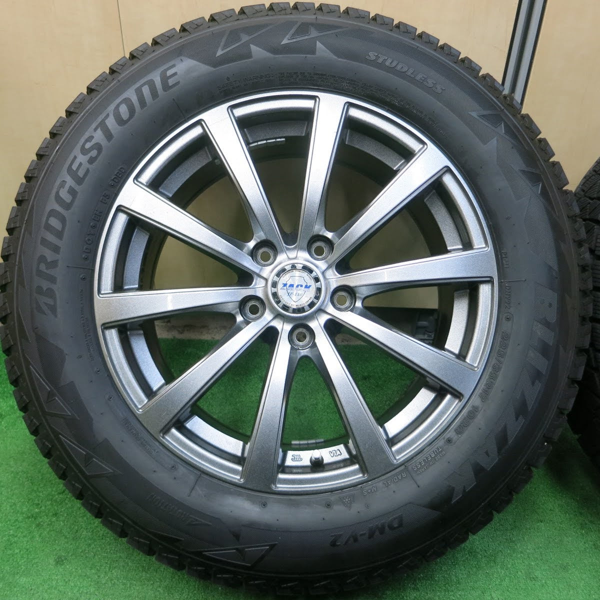 [送料無料]バリ溝！キレイ！9.5分★スタッドレス 225/65R17 ブリヂストン ブリザック DM-V2 ZACK JP-110 MONZA ザック 17インチ PCD114.3/5H★3061303イス
