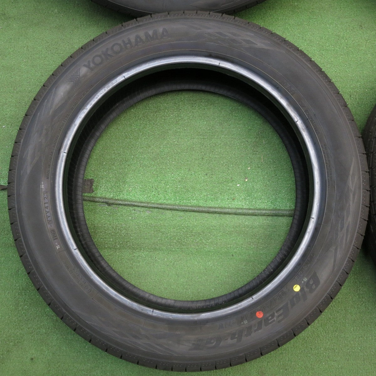 *送料無料* 新車外し！23年★205/55R17 ヨコハマ BluEarth-GT ブルーアースGT タイヤ 17インチ ノア ヴォクシー等★4022205KKノタ