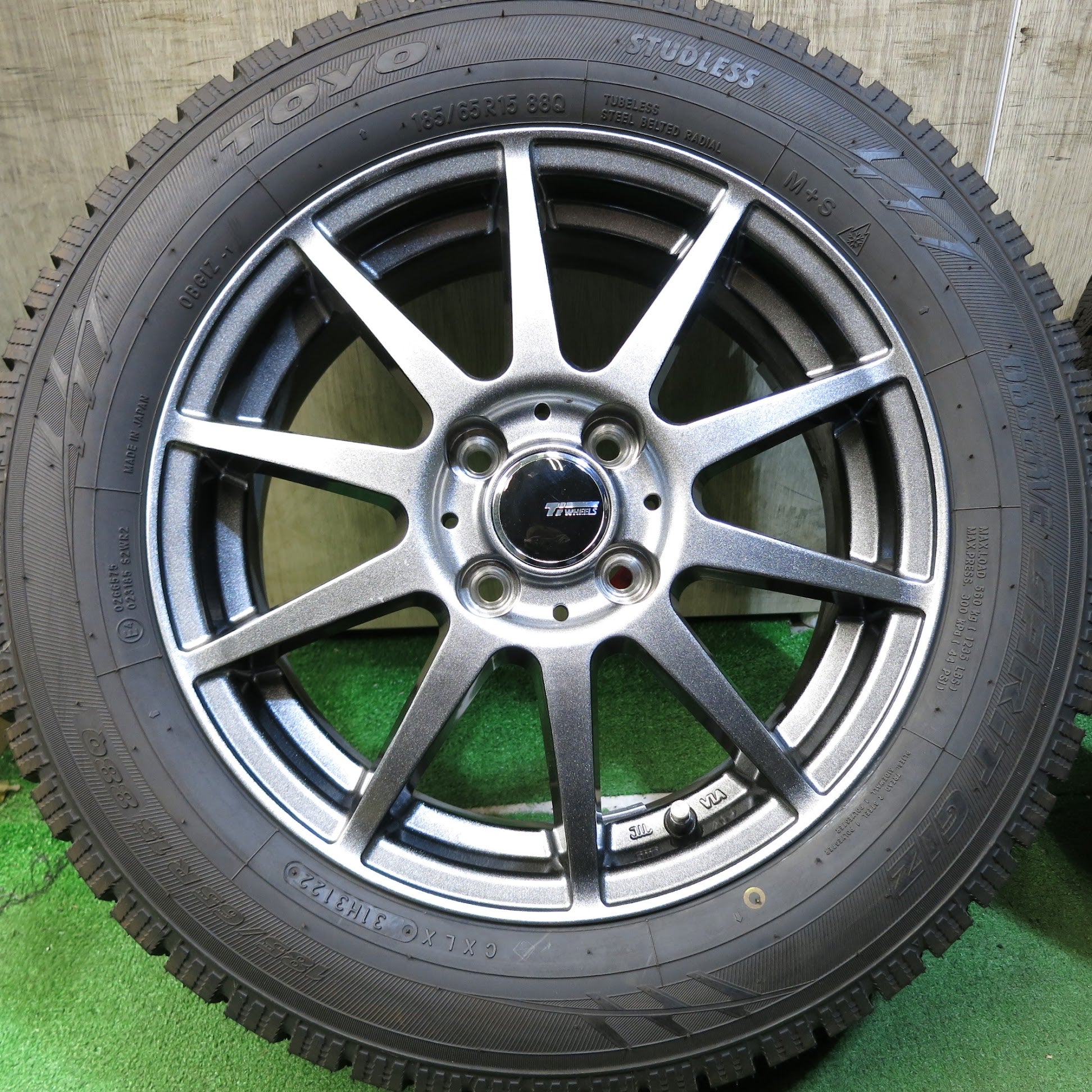 送料無料]超バリ溝！22年！ほぼ10分☆スタッドレス 185/65R15 トーヨー