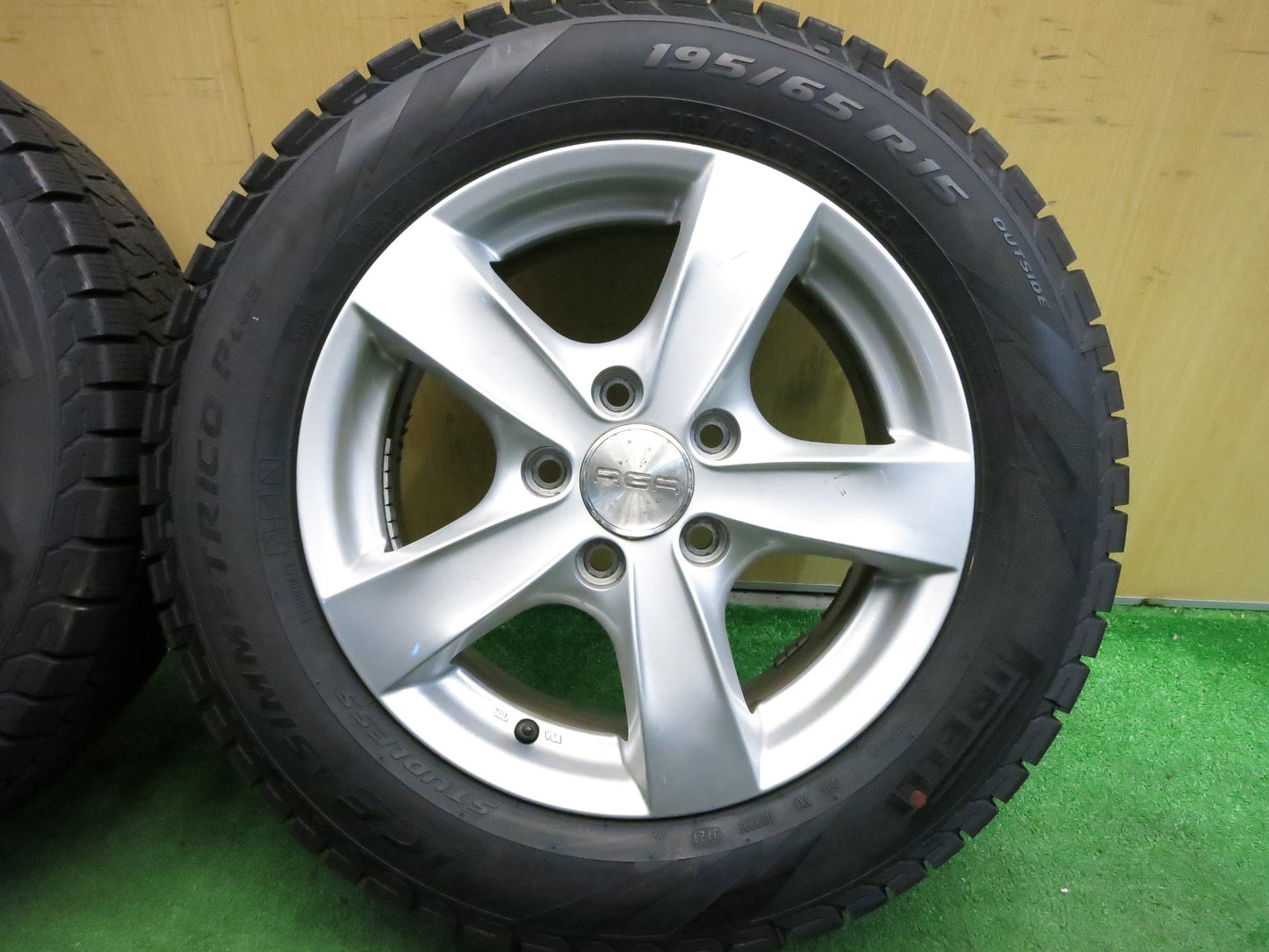 [送料無料]バリ溝！21年！ほぼ10分★ワーゲン 等 AGA 195/65R15 スタッドレス ピレリ アイスアシンメトリコ プラス 15インチ PCD112/5H★2121602Hス